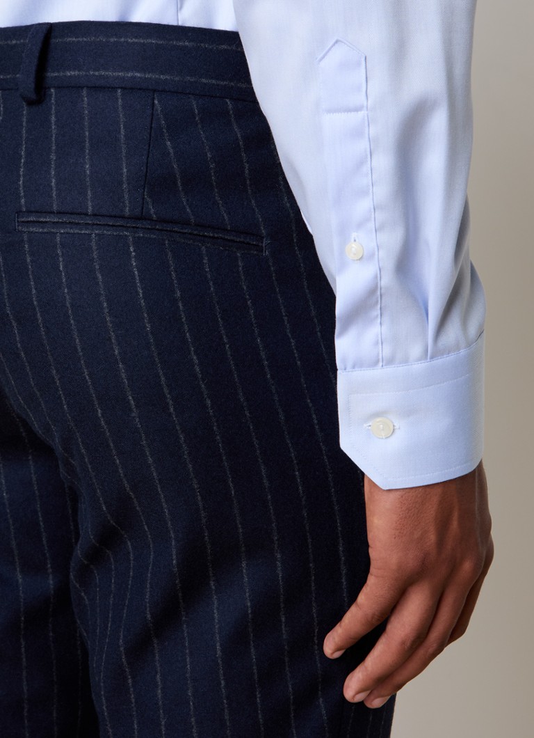 Pantaloni eleganți din lână cu dungi subțiri, de la Oscar Jacobson Denz.