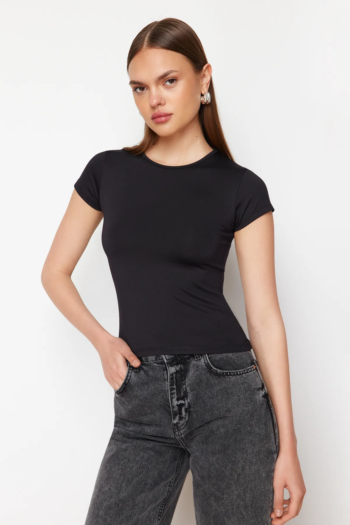 Trendyol Collection  Schwarzes tailliertes T-Shirt aus Polyamid mit Rundhalsausschnitt – super dehnbar, kurze Ärmel TWOSS24TS00238