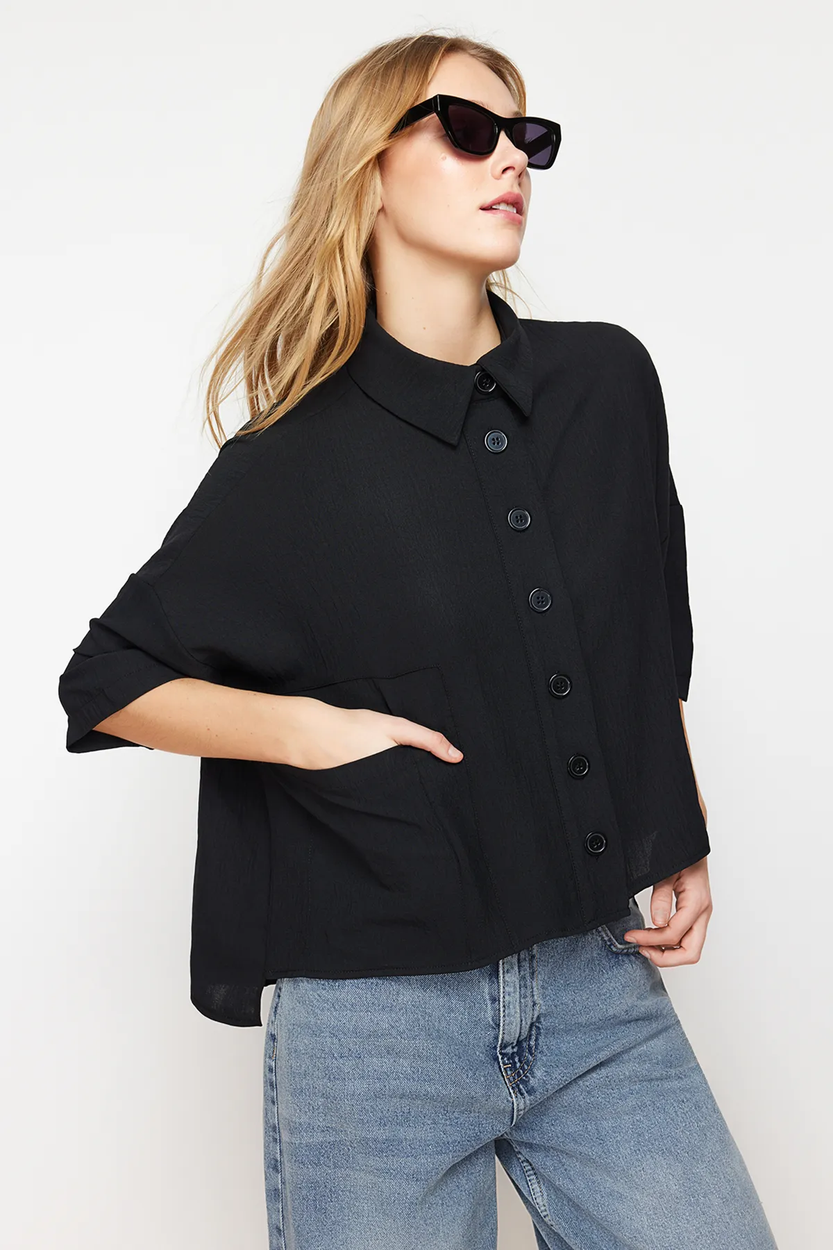 Trendyol Collection  Übergroßes schwarzes Hemd mit Fakirärmeln – weite Passform, gewebt, TWOSS20GO0381