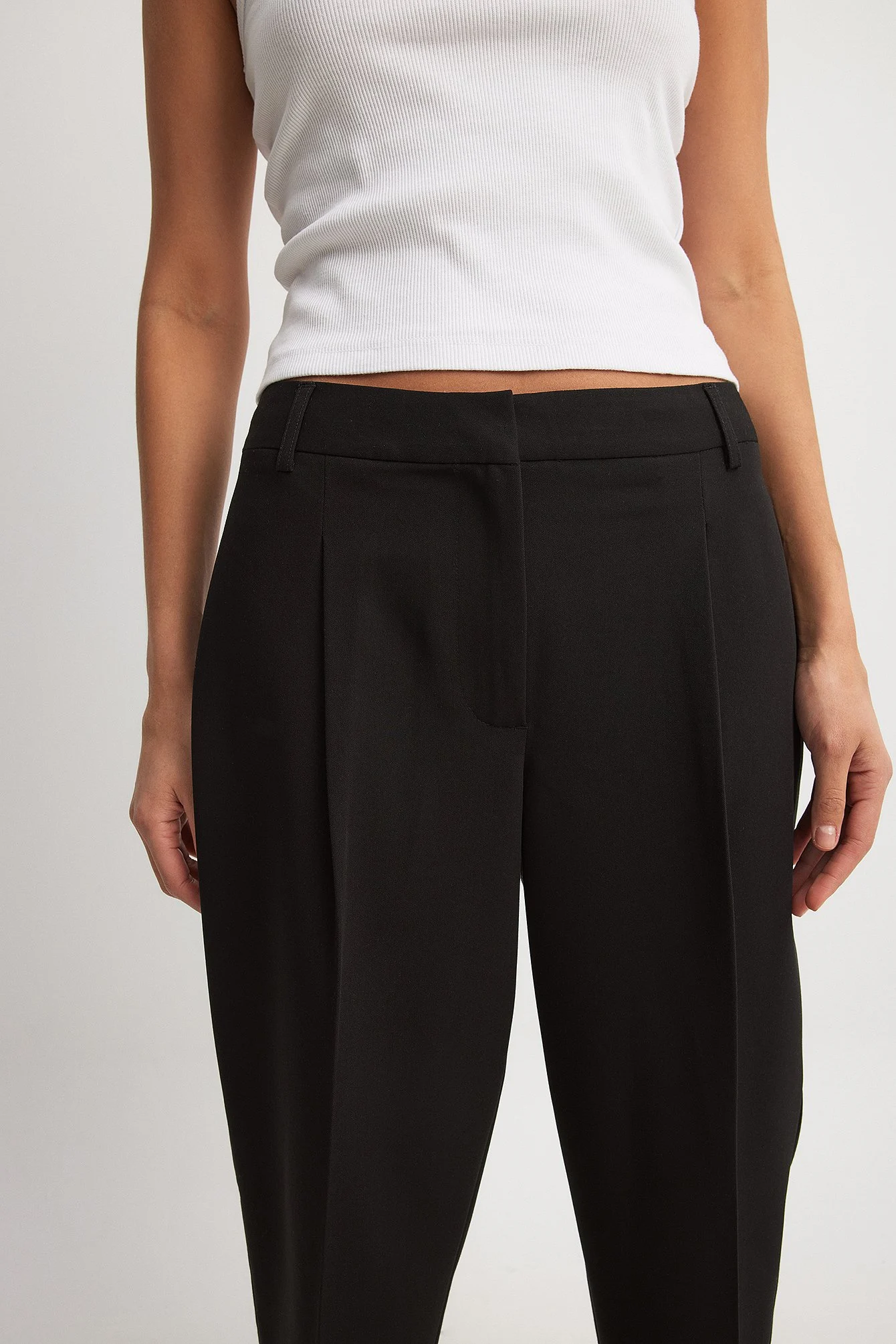 Cropped-Anzughose mit mittlerer Taille