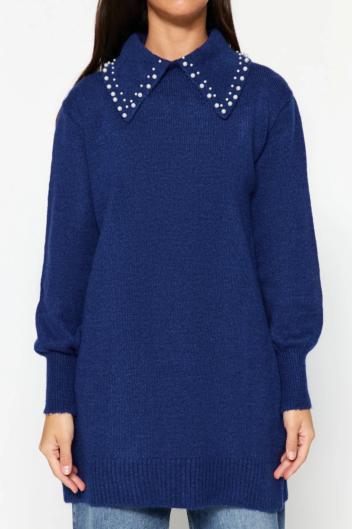 Trendyol Modest  Marineblauer Babykragen-Pullover aus weichem Strick mit Perlenmuster TCTAW22AK0238