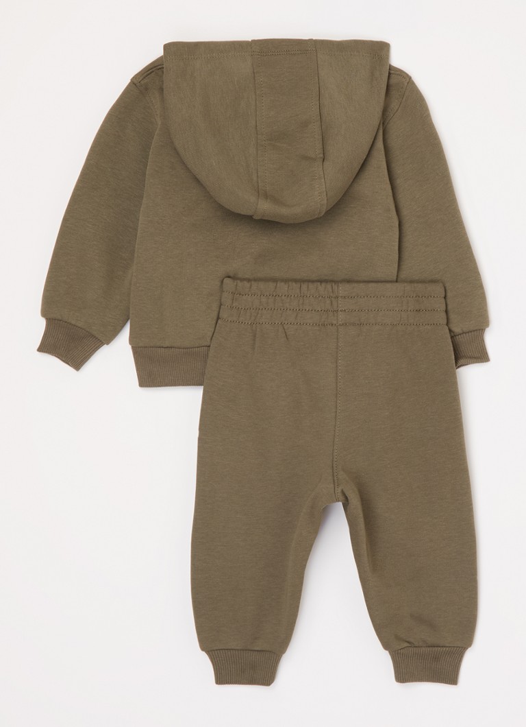 Set Nike Futura format din două piese: hanorac și pantaloni de trening.
