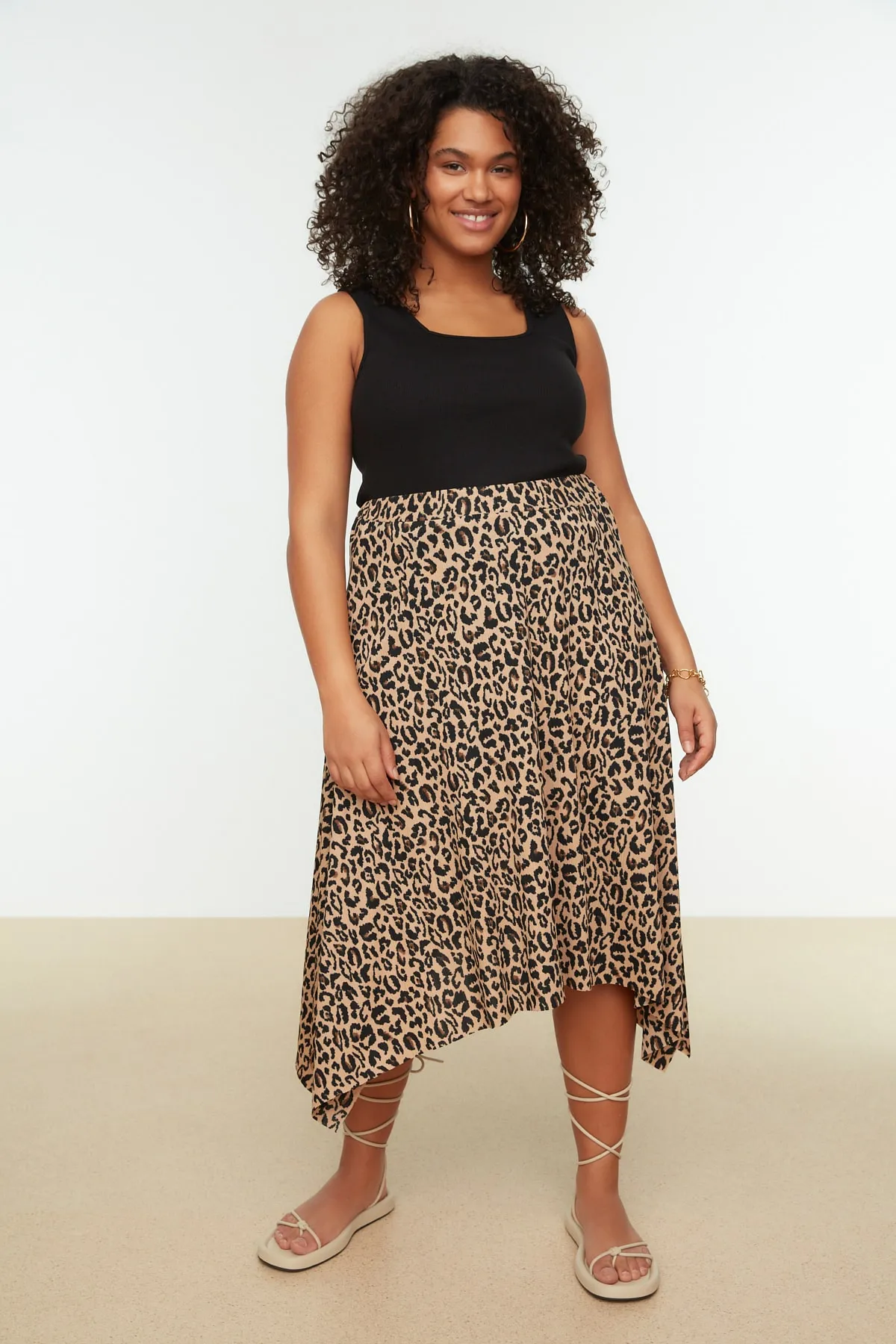 Trendyol Curve  Schwarzes Basic-Strick-Tanktop mit schnurgebundenem quadratischem Kragen TBBSS22AL0011