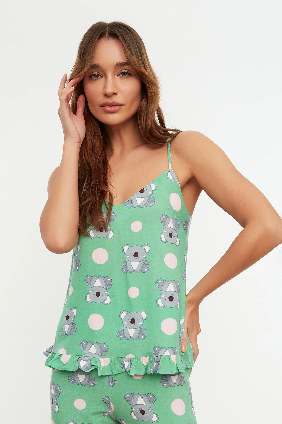 Trendyol Collection  Grünes Pyjama-Set aus Viskosegewebe mit Rüschen und Seilträgern, Koala-Muster, THMSS21PT0475