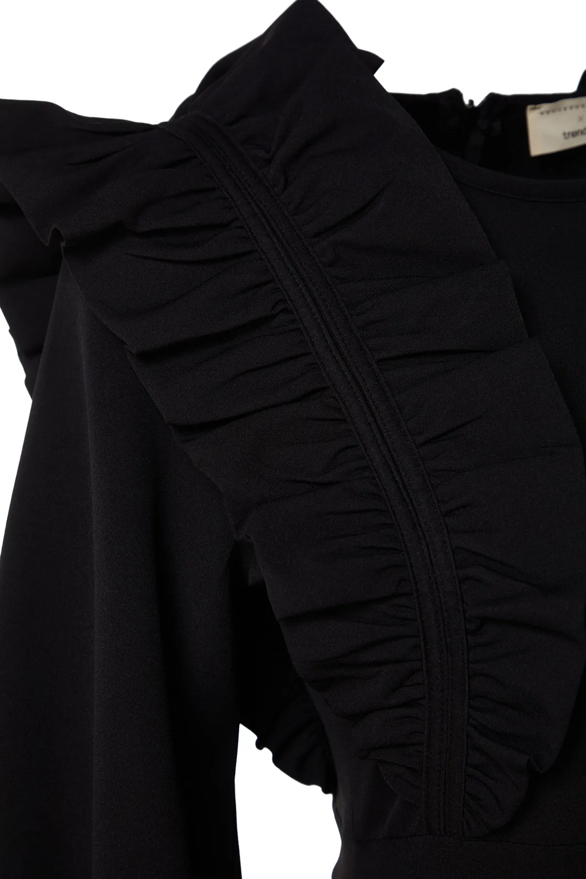Trendyol Modest  X Kevser Sarıoglu Schwarzes Abendkleid mit Rüschendetails und Schultern TCLSS23DB00008