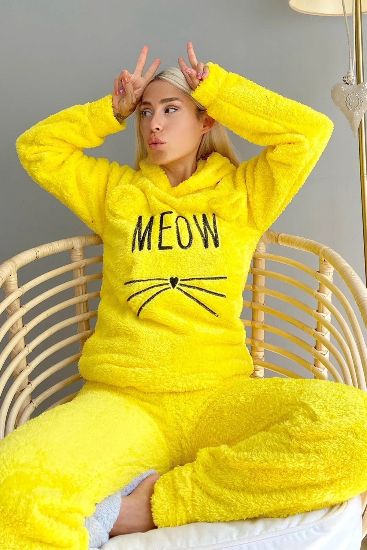Pijamaevi  Gelbes Meow-gemustertes Vollplüsch-Pyjama-Set
