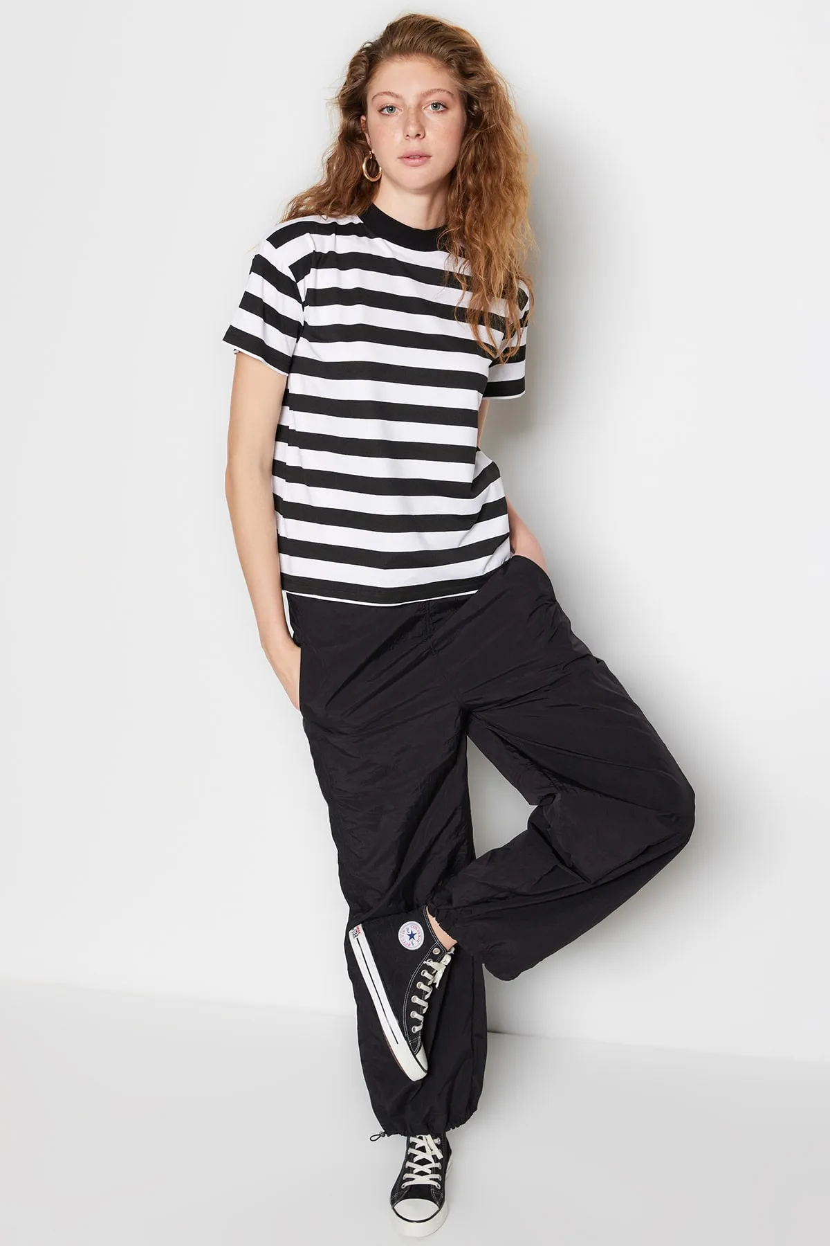 Trendyol Collection  Schwarz-weiß gestreiftes Basic-Strick-T-Shirt mit hohem Kragen TWOSS21TS1204