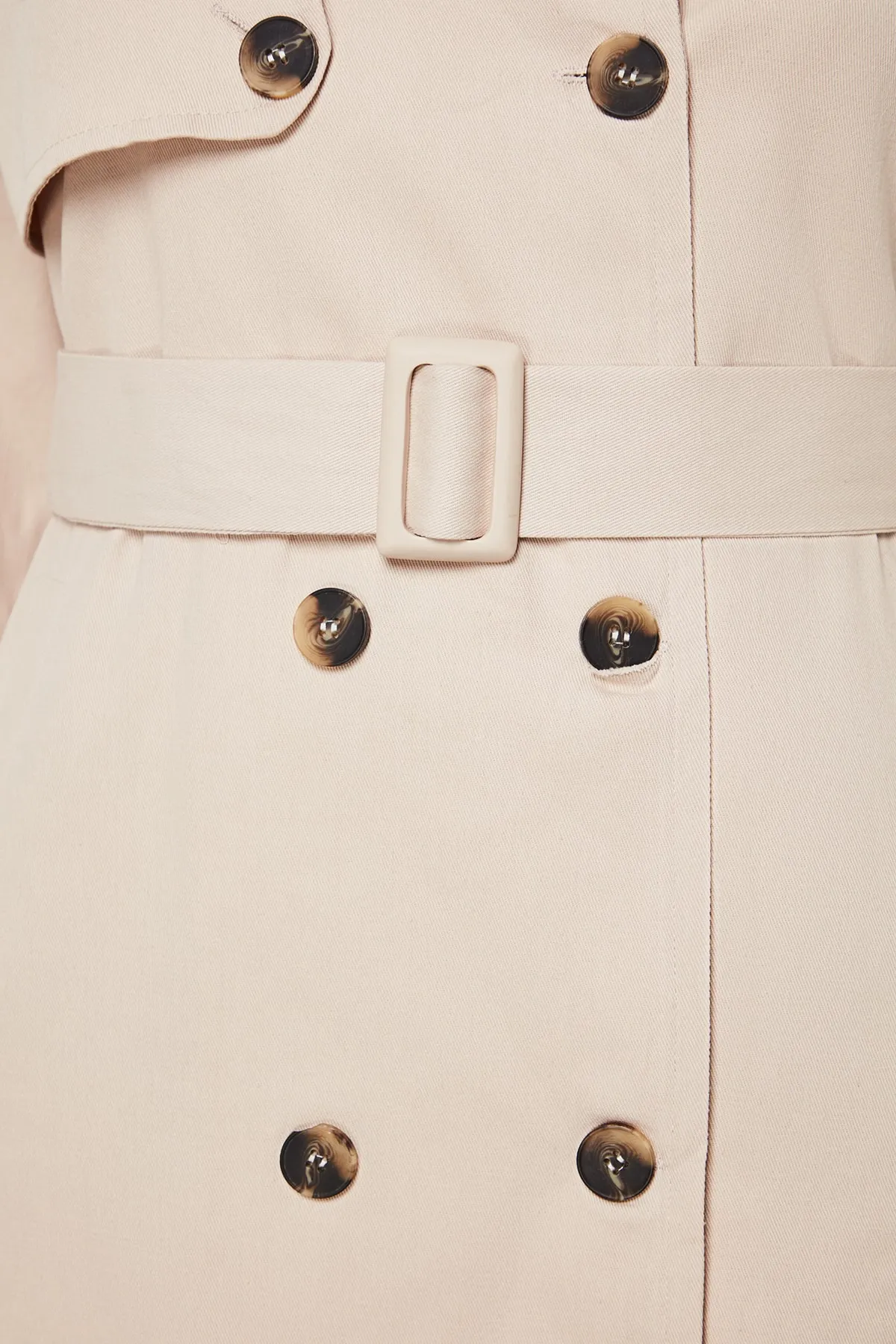 Trendyol Curve  Beigefarbener Gabardine-Trenchcoat mit Taillengürtel TBBAW24BM00002