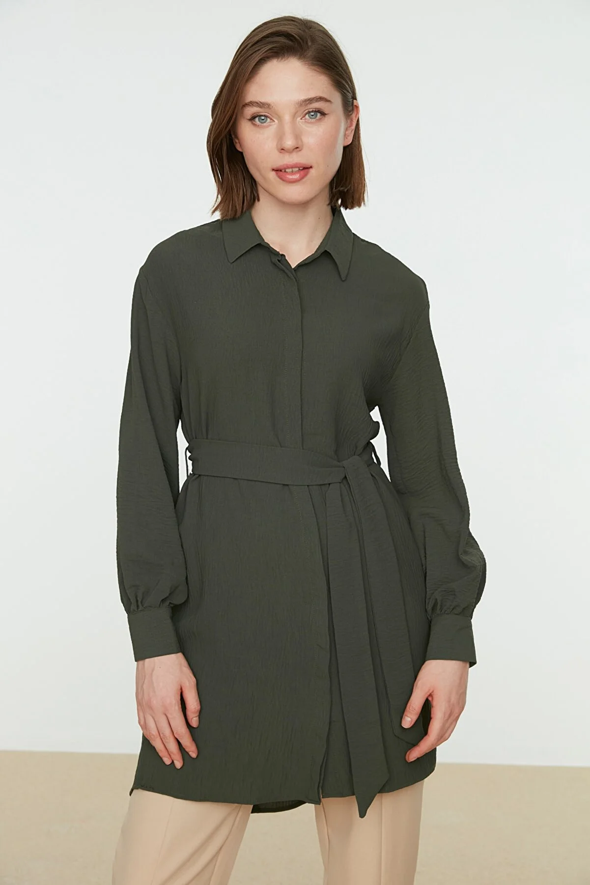 Trendyol Modest  Grünes gewebtes Hemd mit Gürtel und versteckter Knopfleiste TCTSS21TN0049