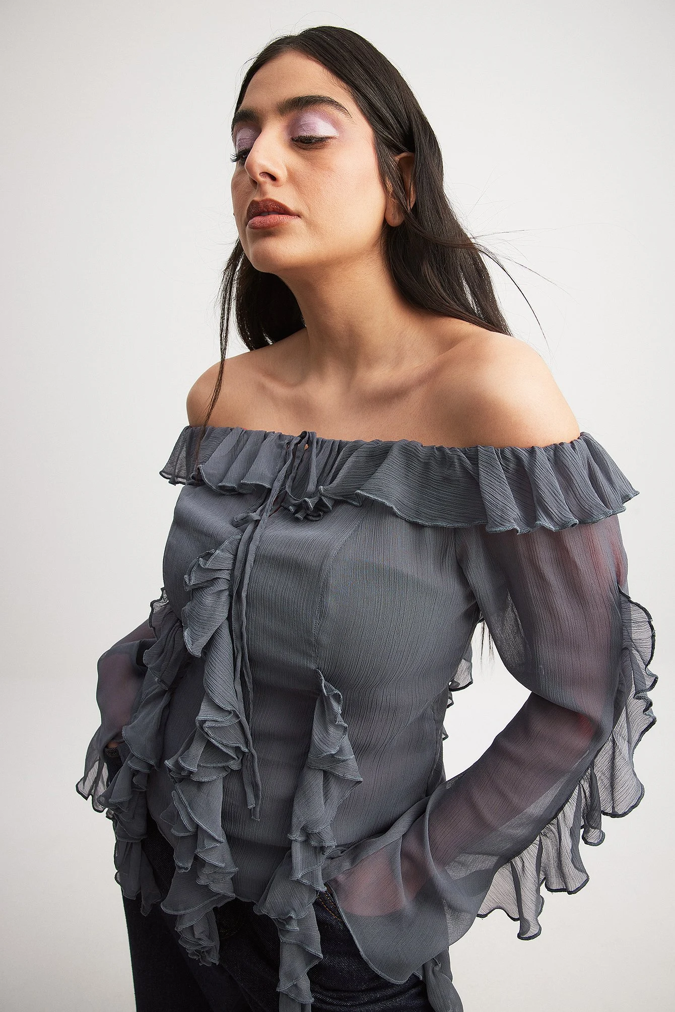 Schulterfreie Chiffonbluse mit Rüschen