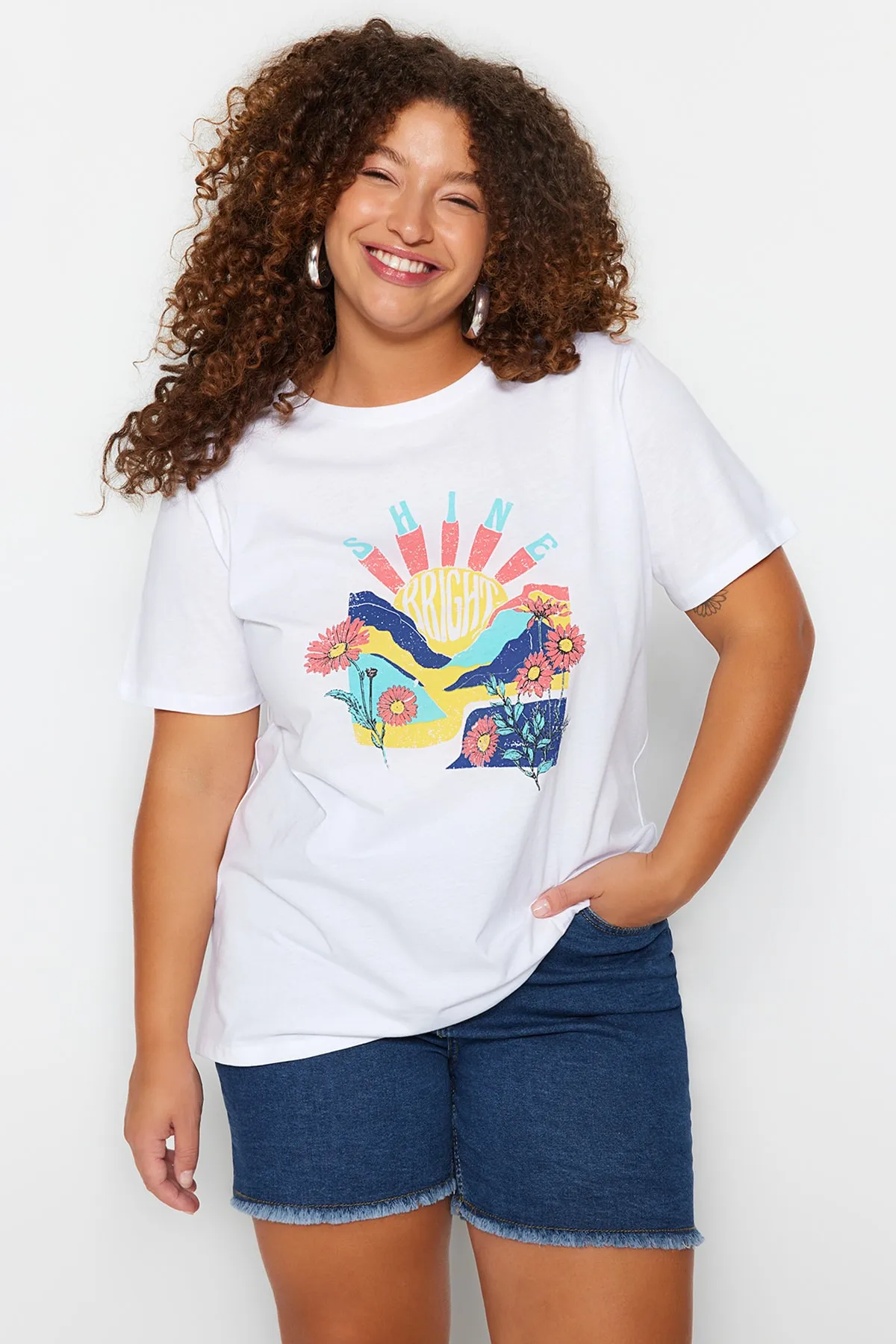 Trendyol Curve  Weißes bedrucktes Strick-T-Shirt mit Rundhalsausschnitt TBBSS22TS1944