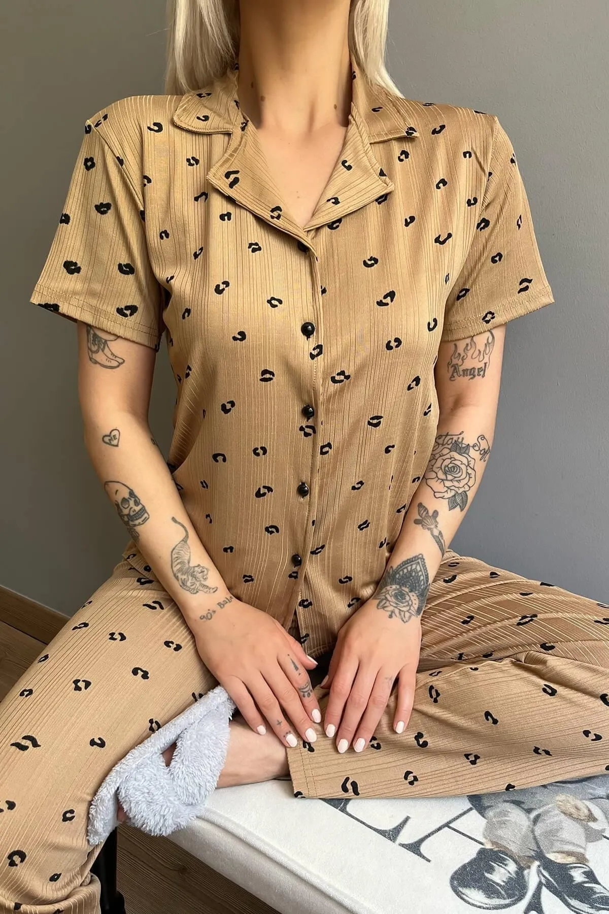 Pijamaevi  Braunes Kisses Damen-Pyjama-Set aus gestrickter Vorderseite mit Knöpfen und kurzen Ärmeln