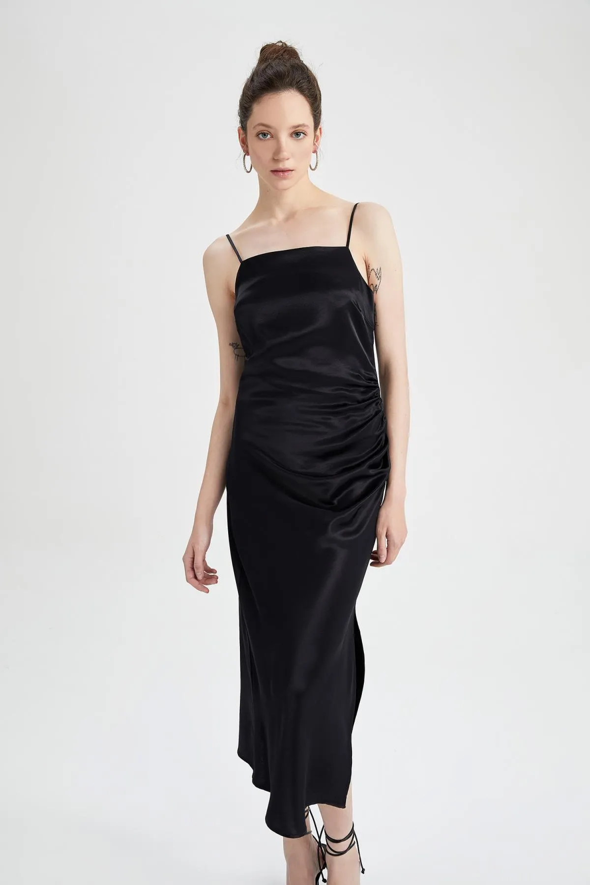 DeFacto  Schwarzes, figurbetontes Midikleid aus Satin – mit Trägern, Z6815az22wn