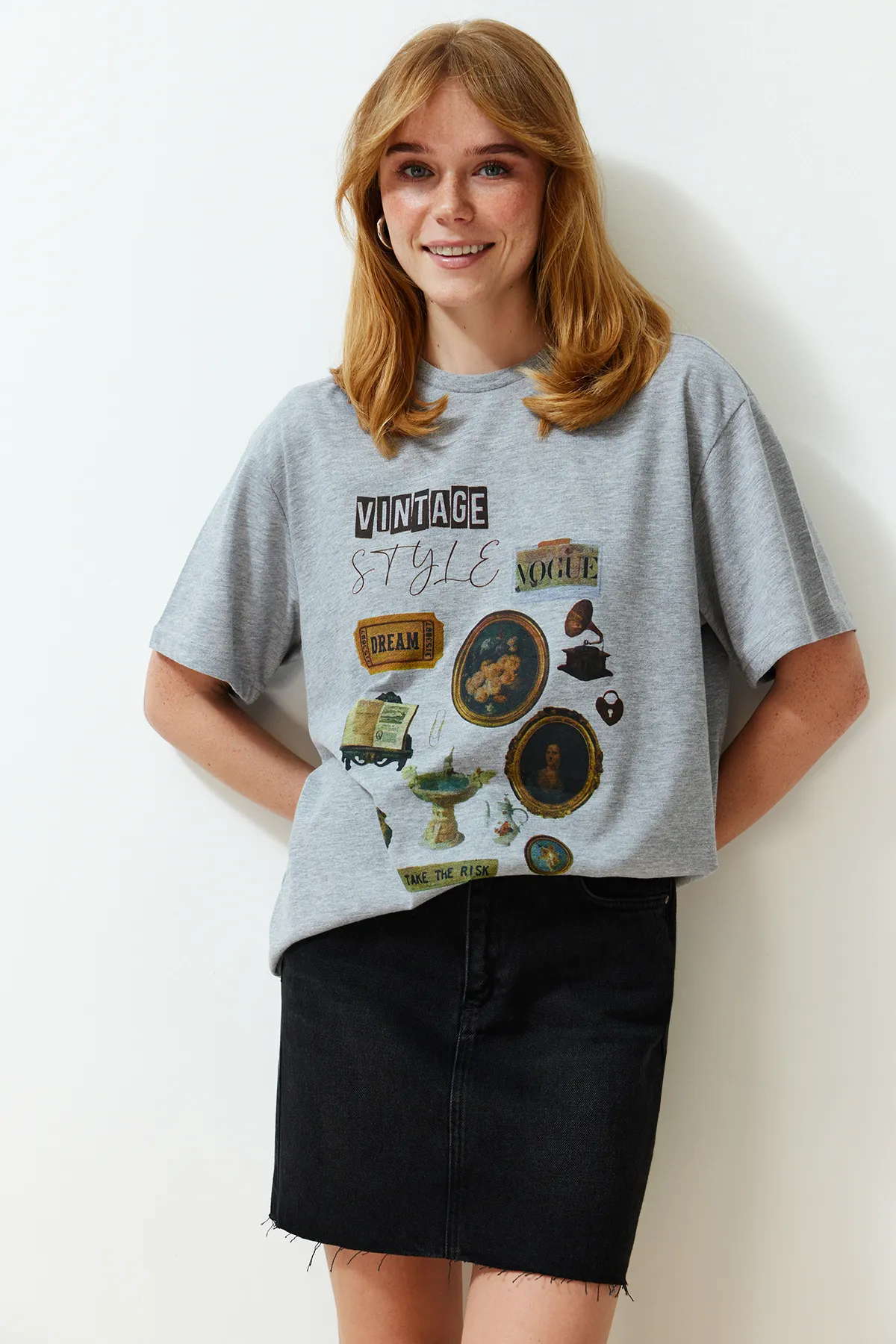 Trendyol Collection  Premium Grau Melange Bedrucktes Oversize/Wide Fit Strick-T-Shirt mit Rundhalsausschnitt TWOSS23TS00282
