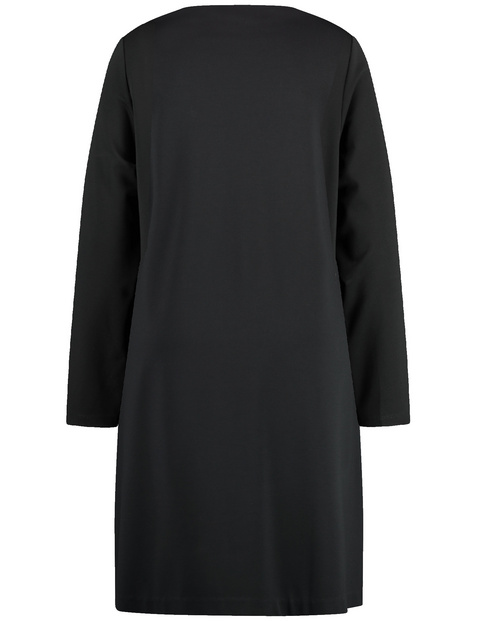 Stilvolles Kleid mit Schmuckdetail