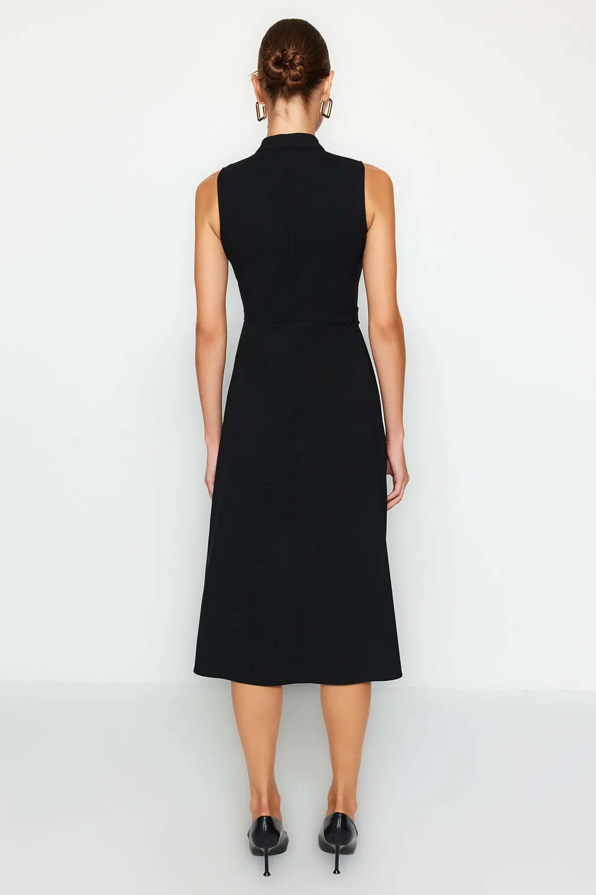 Trendyol Collection  Schwarzes Midi-Webkleid mit geknöpftem Häuptlingskragen TWOAW24EL00422