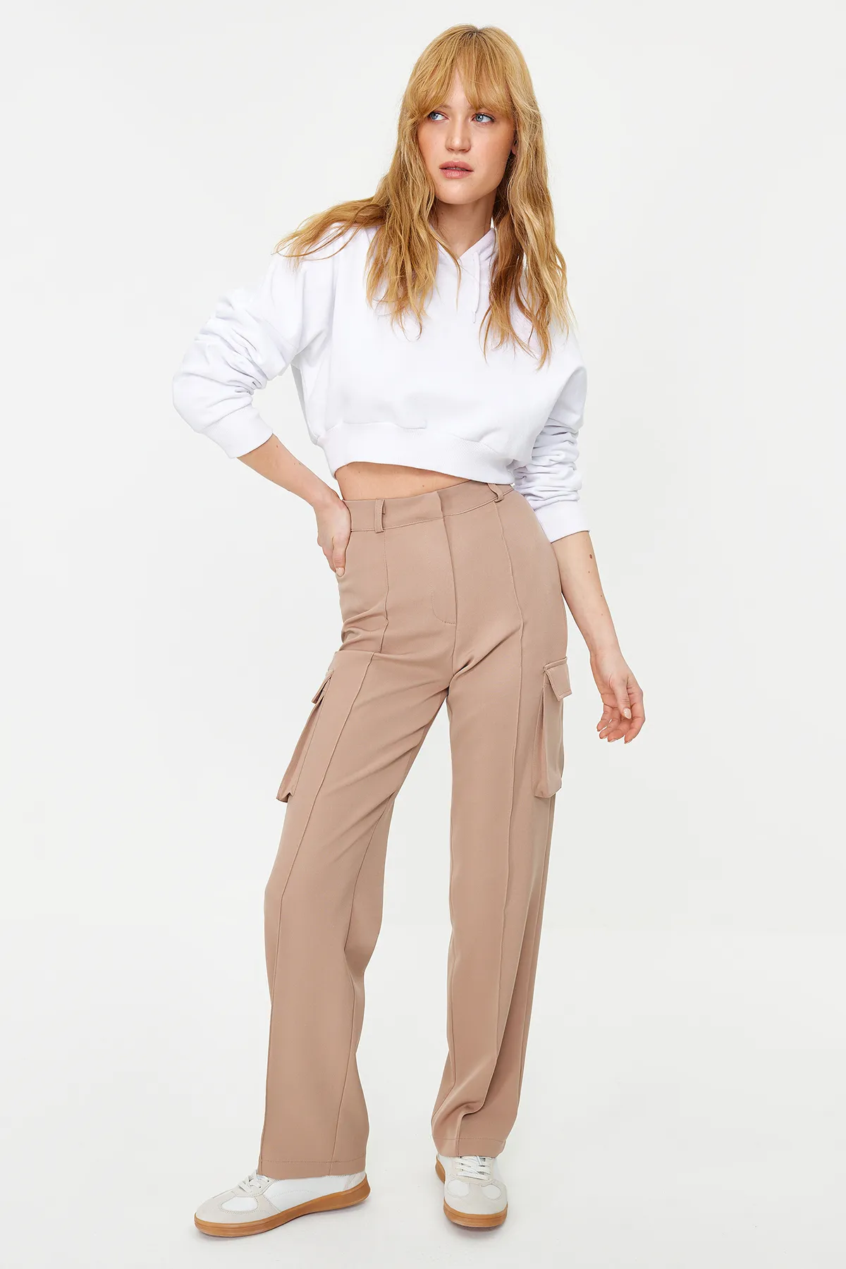 Trendyol Collection  Nerzfarbene, gerade geschnittene, gewebte Cargo-Hose mit doppelten Taschen TWOAW22PL0343