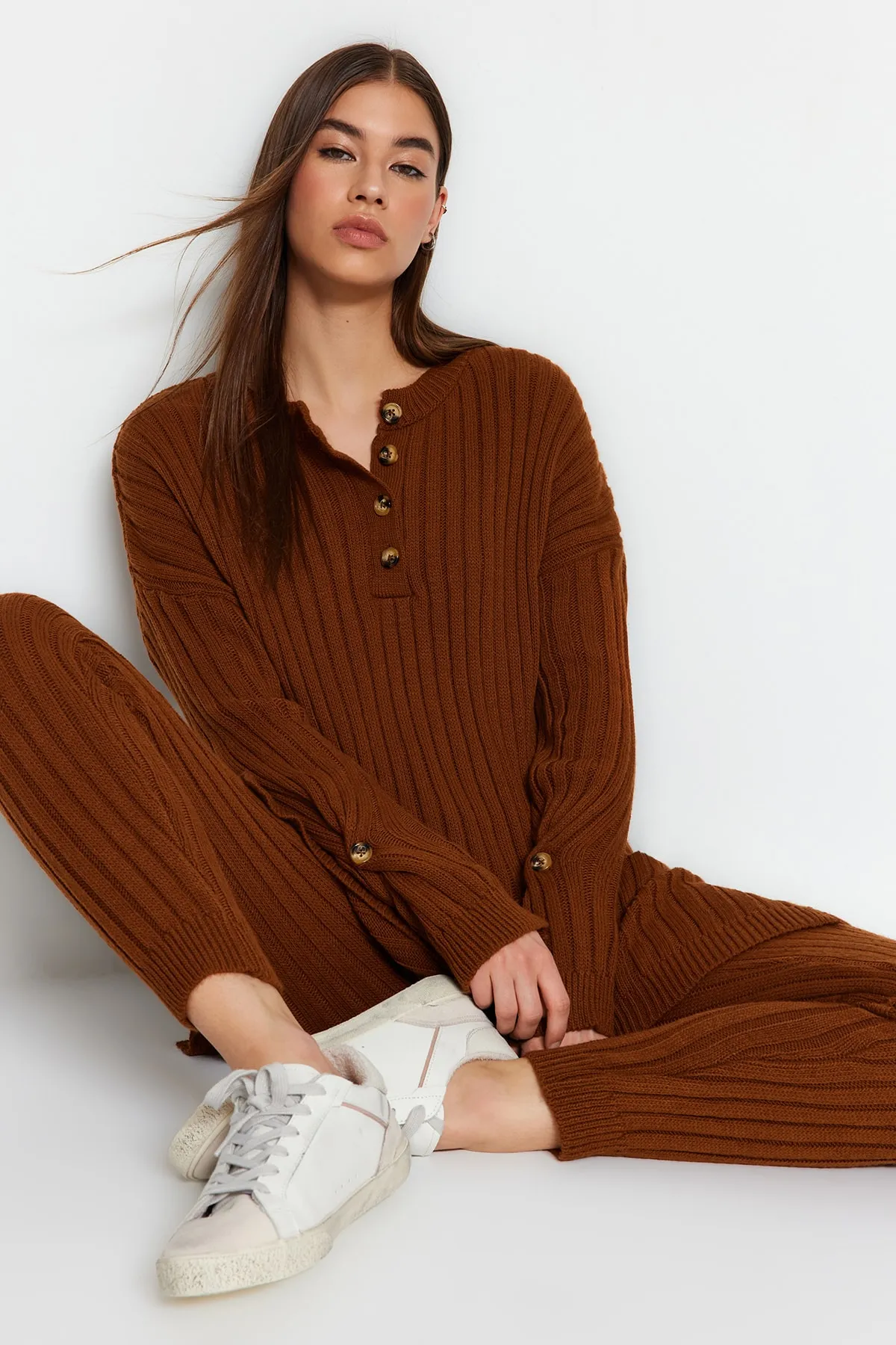 Trendyol Collection  Dunkelbraunes Strickoberteil- und -unterteil-Set aus Cordhose TWOAW22AU0039
