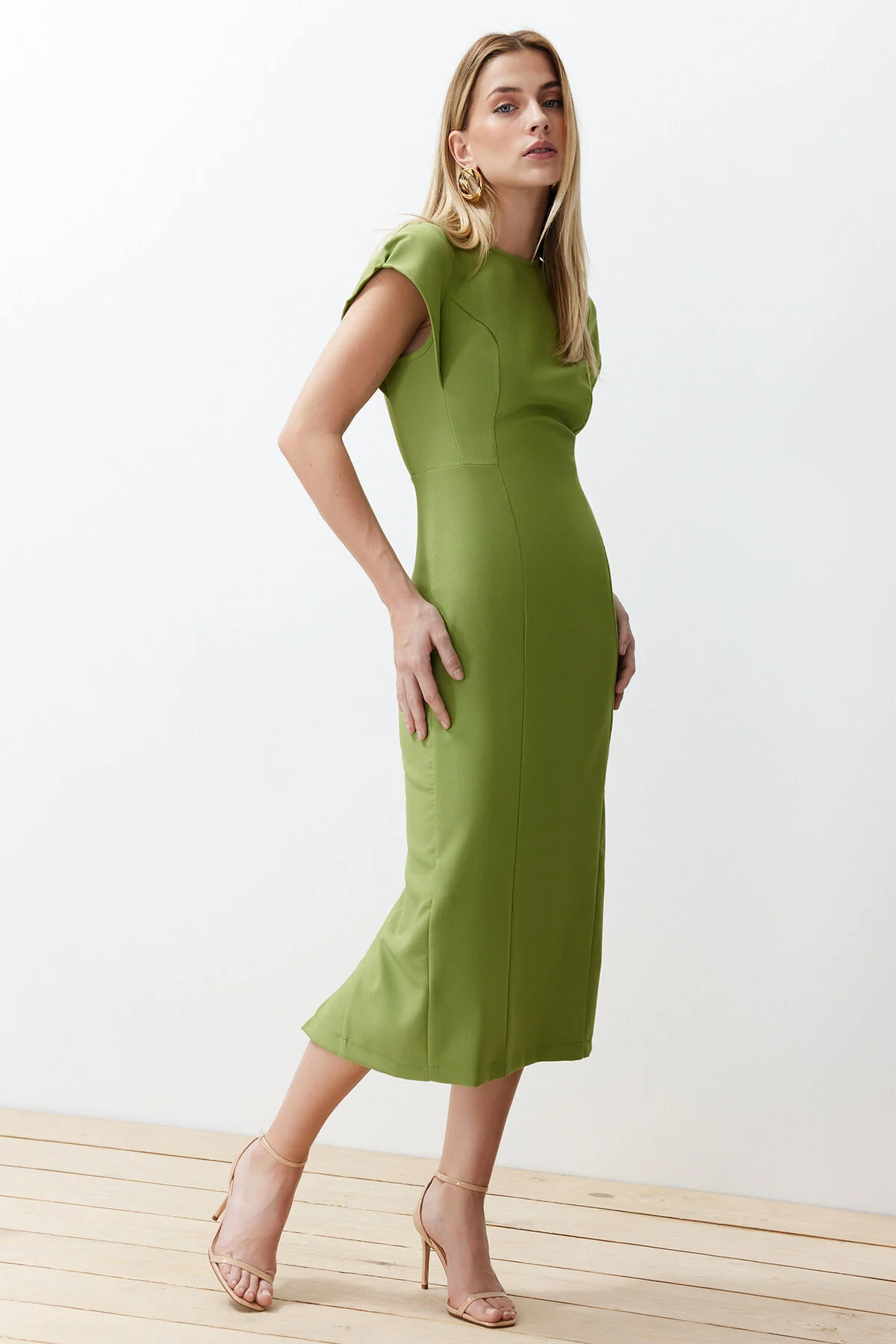 Trendyol Collection  Grünes Body-Wickel-Midikleid mit niedrigen Ärmeln und Rundhalsausschnitt aus Webstoff TWOSS24EL00608