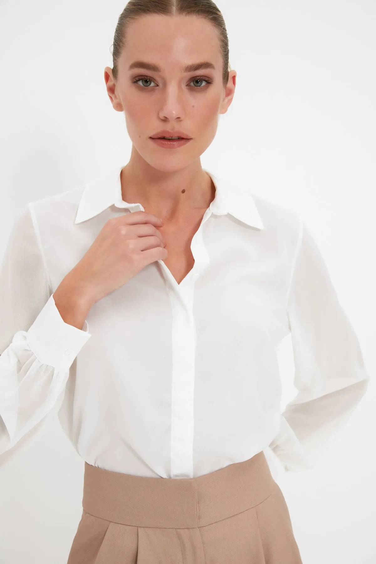 Trendyol Collection  Transparentes weißes gewebtes Hemd - Regular Fit TWOAW20GO0116