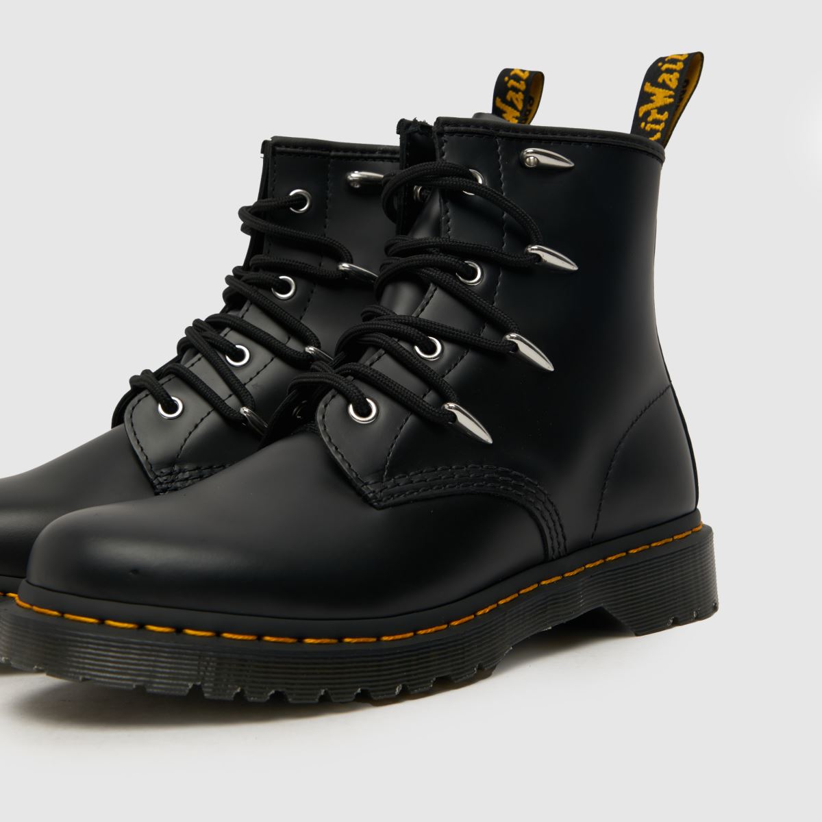 Škornji Dr. Martens 1460 v črni barvi
