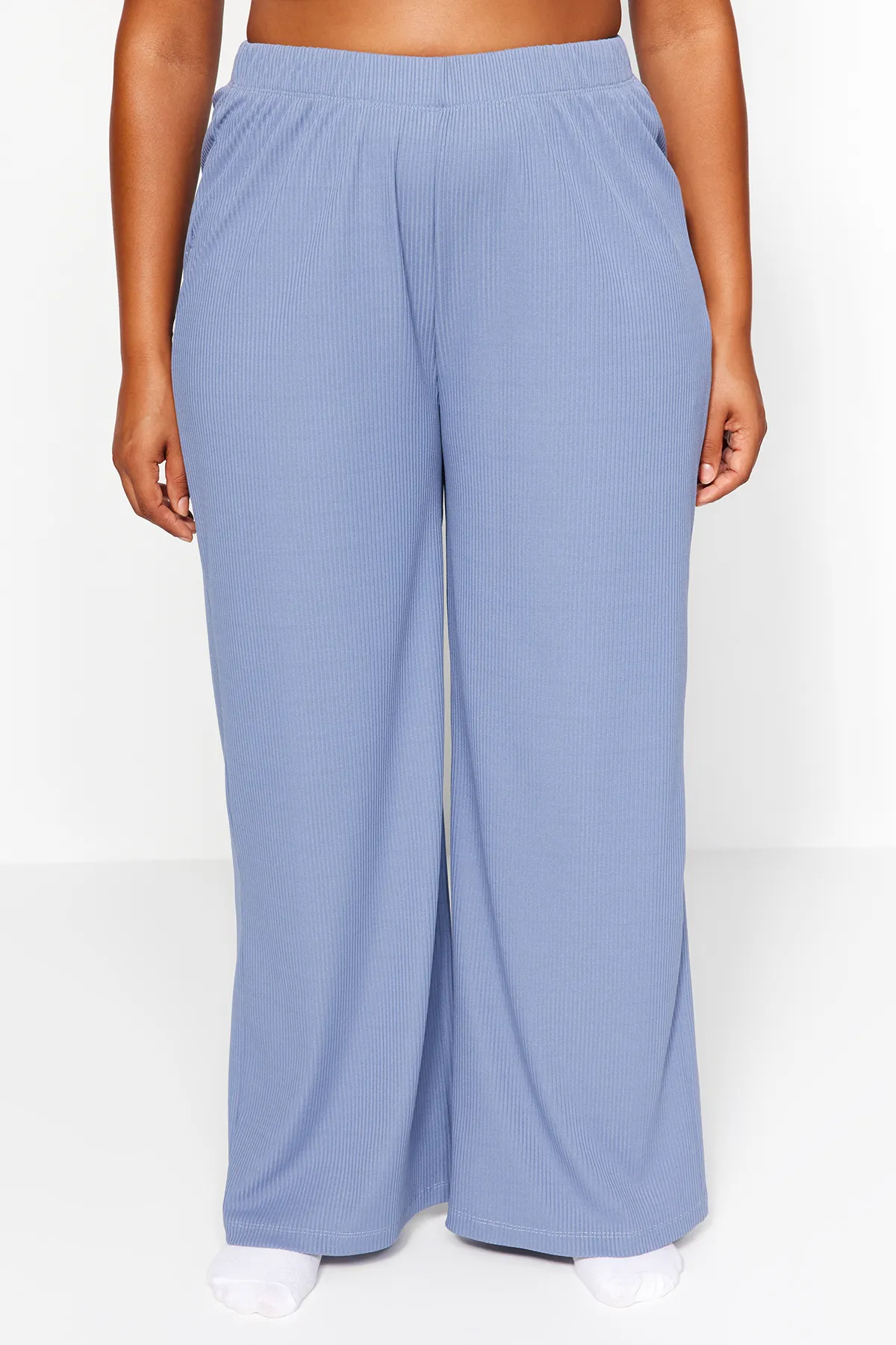 Trendyol Curve  Blaues, herzgemustertes Cord-Strickpyjama-Set TBBAW24AI00018