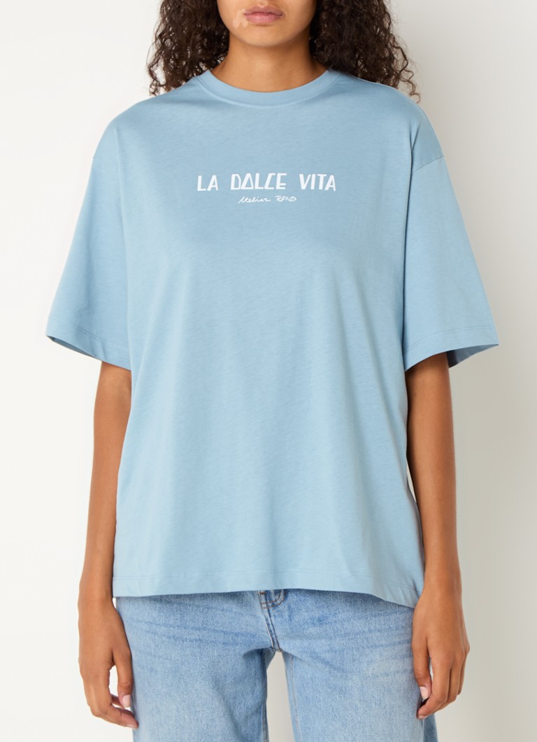 T-shirt Maggy del marchio Refined Department con stampa su entrambi i lati.