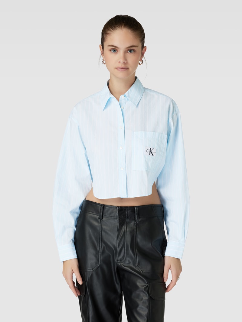 Cropped Bluse mit Label-Patch in hellblau