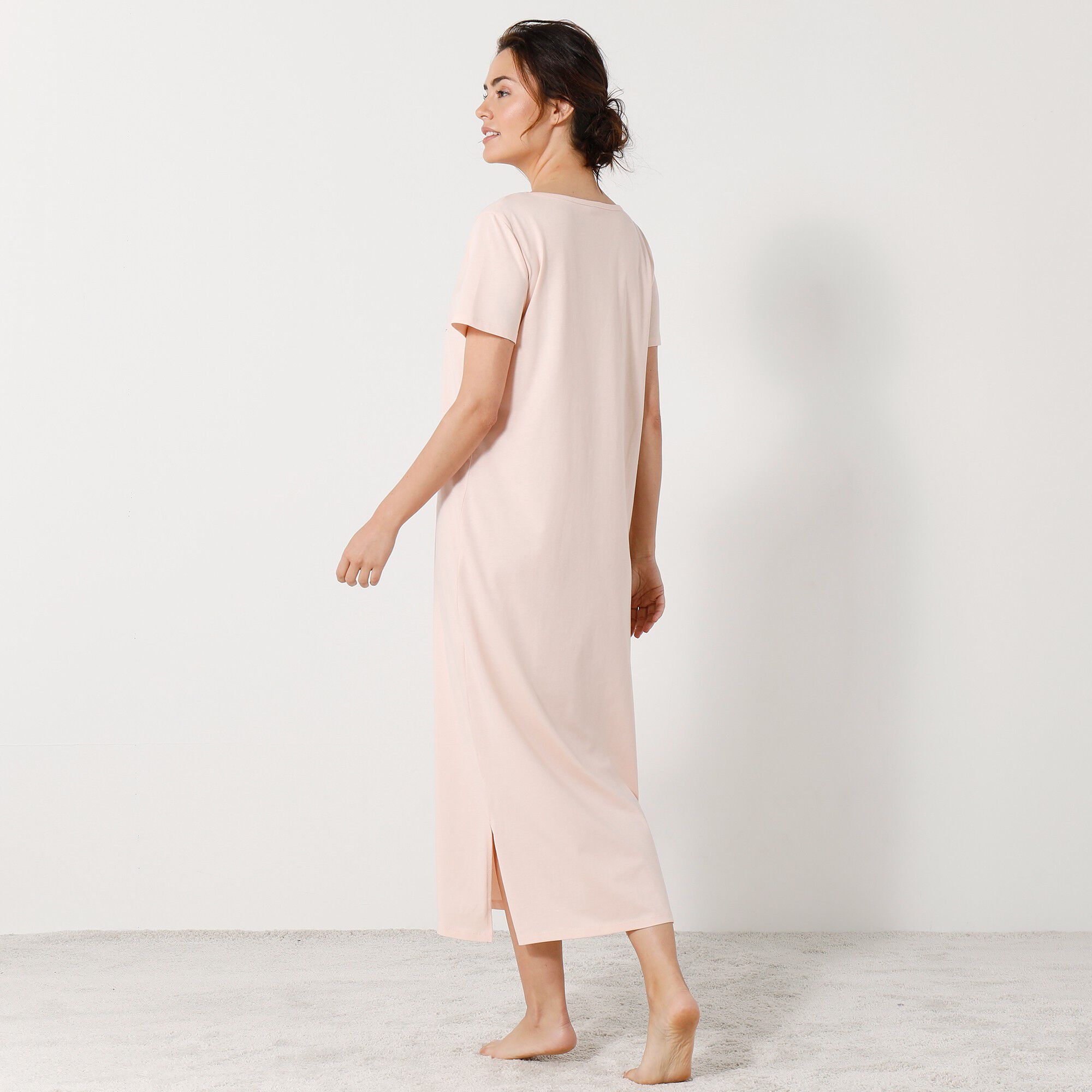 Chemise de nuit longue manches courtes motif «sous le charme »