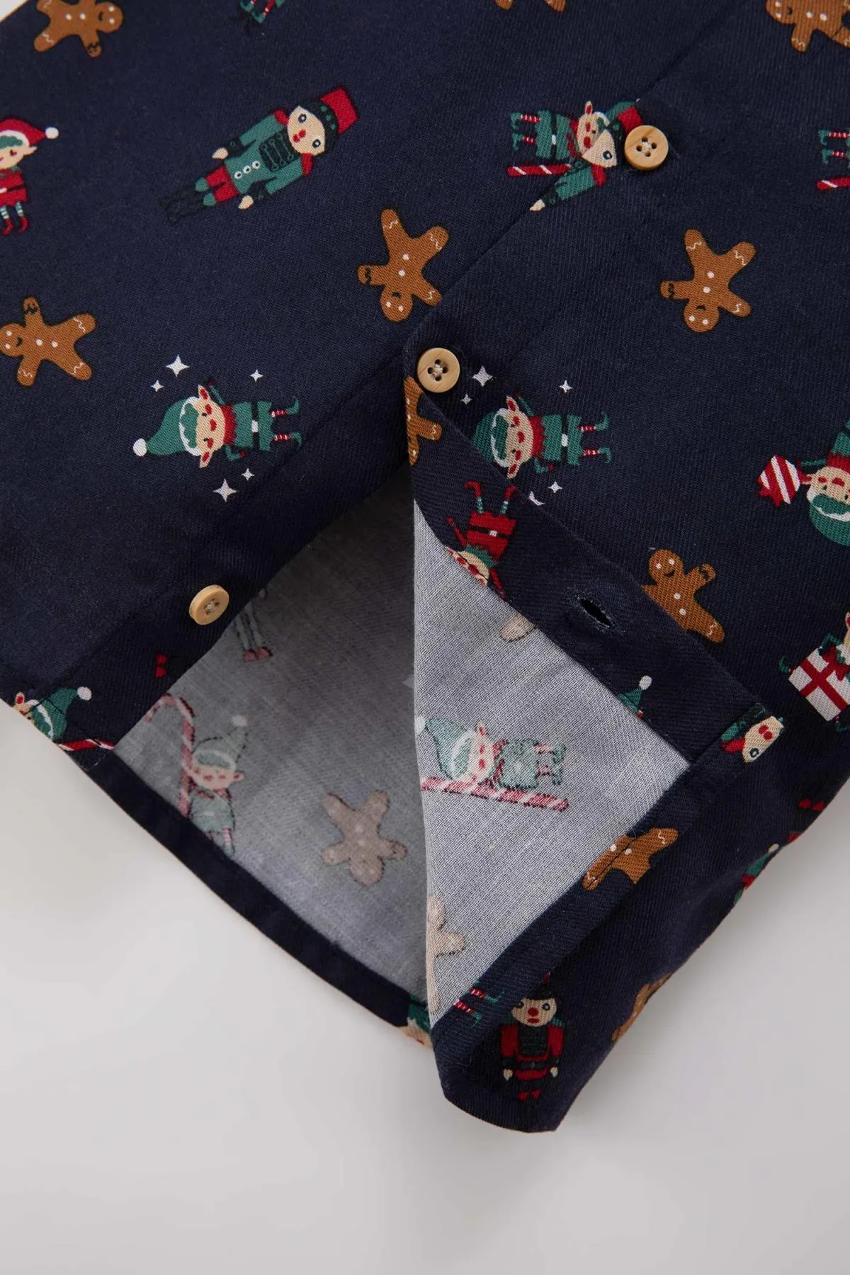 DeFacto  Twill-Langarmshirt mit Weihnachtsmotiv für Babys und Jungen mit Fliege