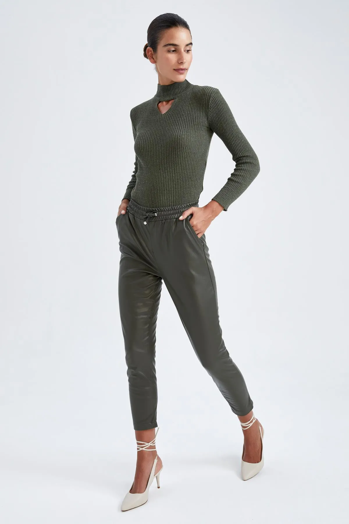 DeFacto  Jogger-Hose aus Kunstleder mit hoher Taille und Taschen V8072az22wn
