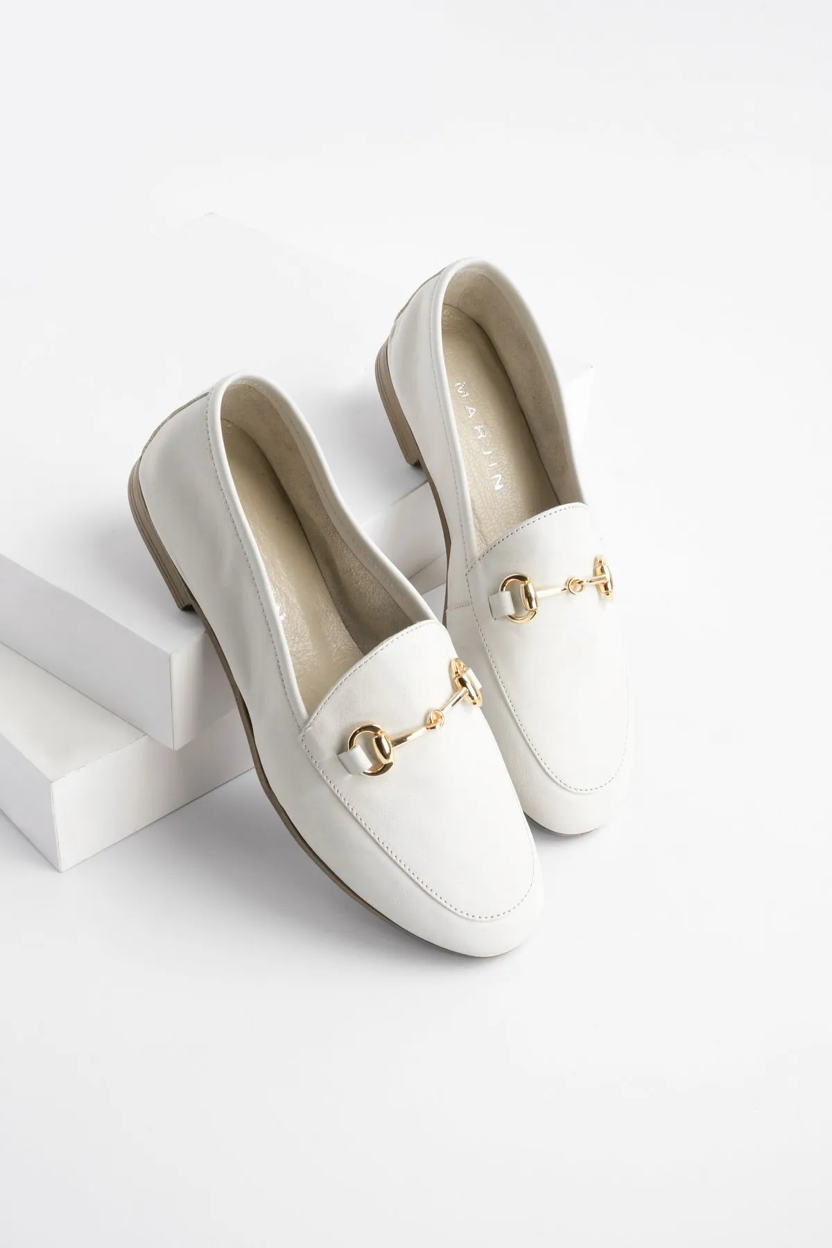 Marjin  Damen-Freizeitschuhe aus echtem Leder mit Kette in Tanle-Beige