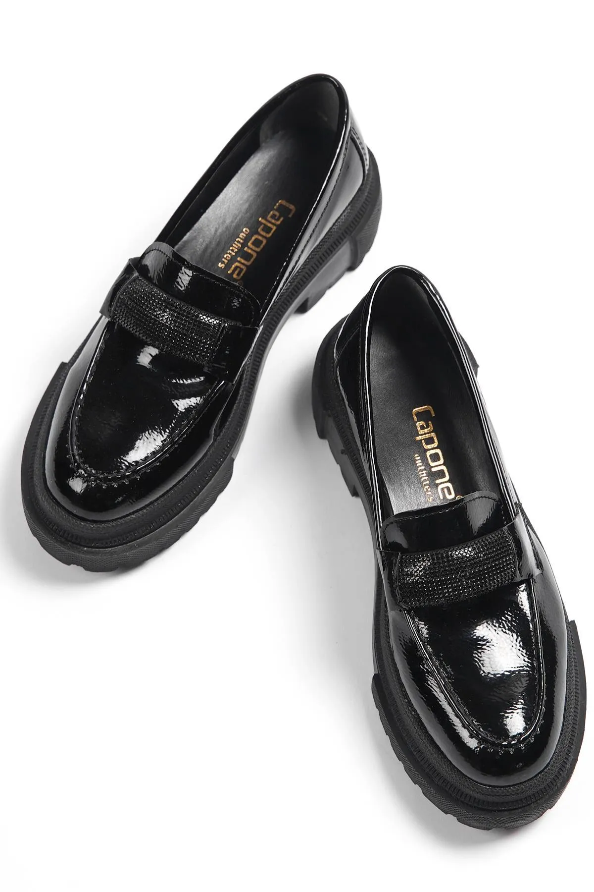 Capone Outfitters  Capone Damen-Loafer mit ovaler Zehenpartie, Steinschnalle und Trac-Sohle, faltiges Lackleder in Schwarz