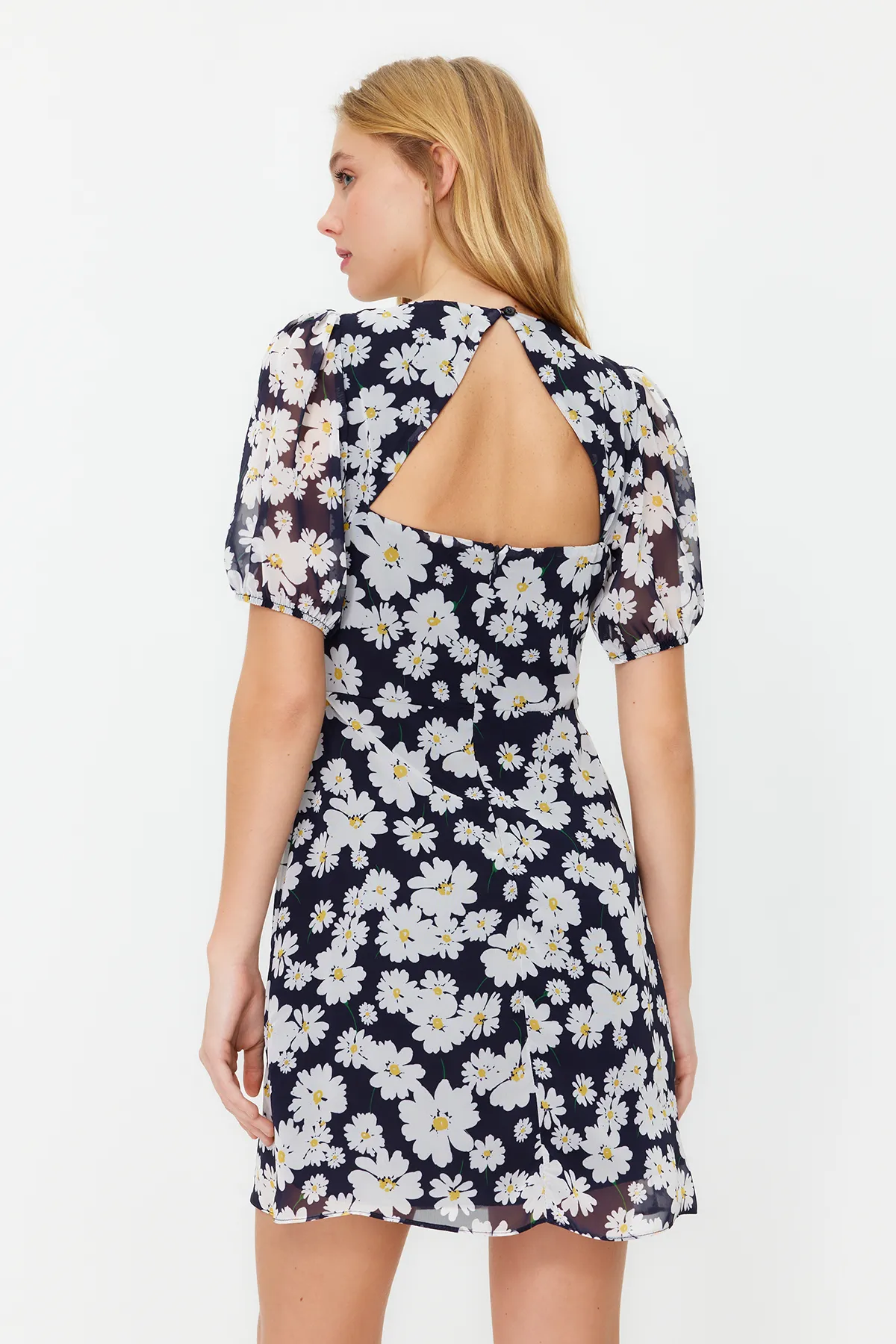 Trendyol Collection  Marineblaues, florales A-Linien-Minikleid aus Chiffon mit Futter TWOSS22EL2168