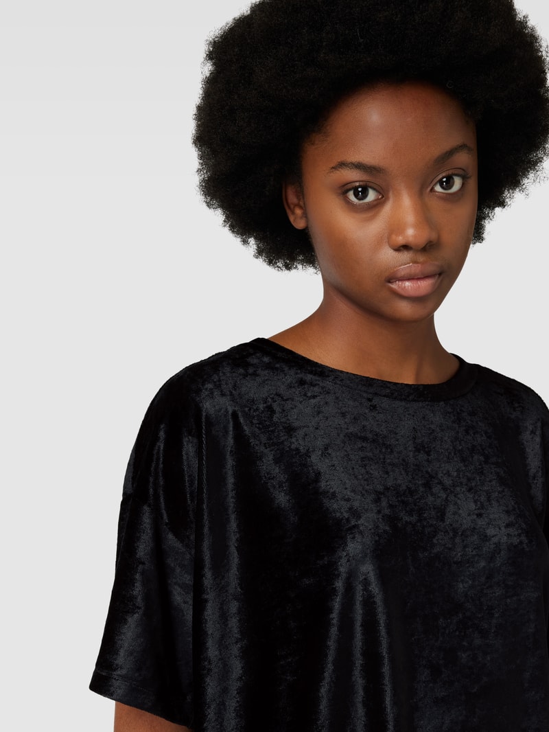 T-Shirt mit Rundhalsausschnitt und überschnittenen Schultern in schwarz