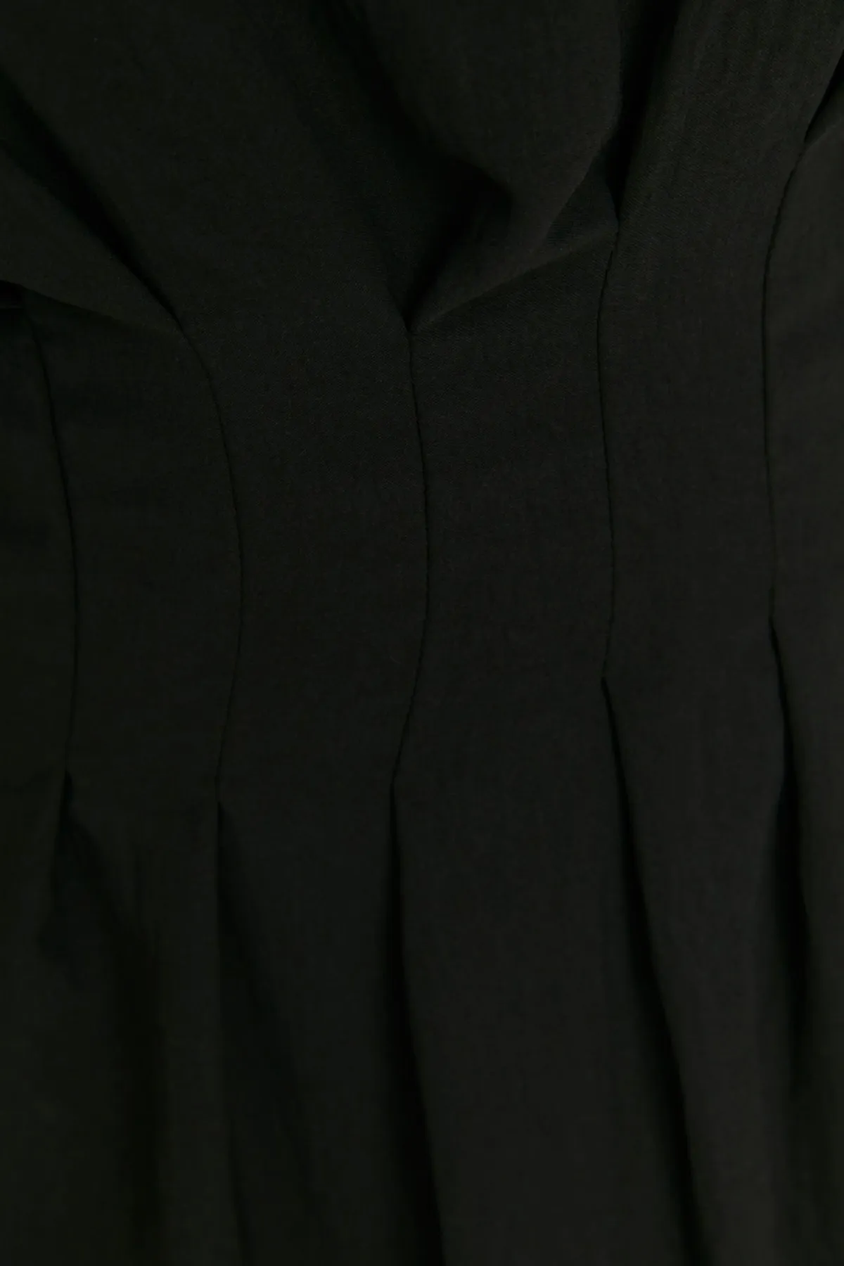 Trendyol Curve  Schwarzes Kleid mit gewebter Taille und Detail TBBSS22EL1713