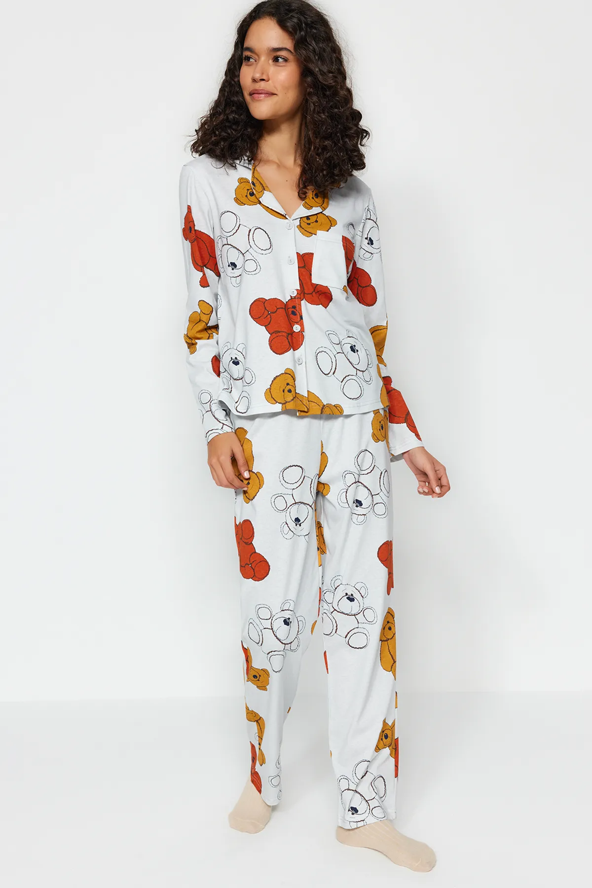 Trendyol Collection  Graues Pyjama-Set aus Hemd und Hose aus 100 % Baumwolle mit Teddybär-Muster THMAW24PT00002