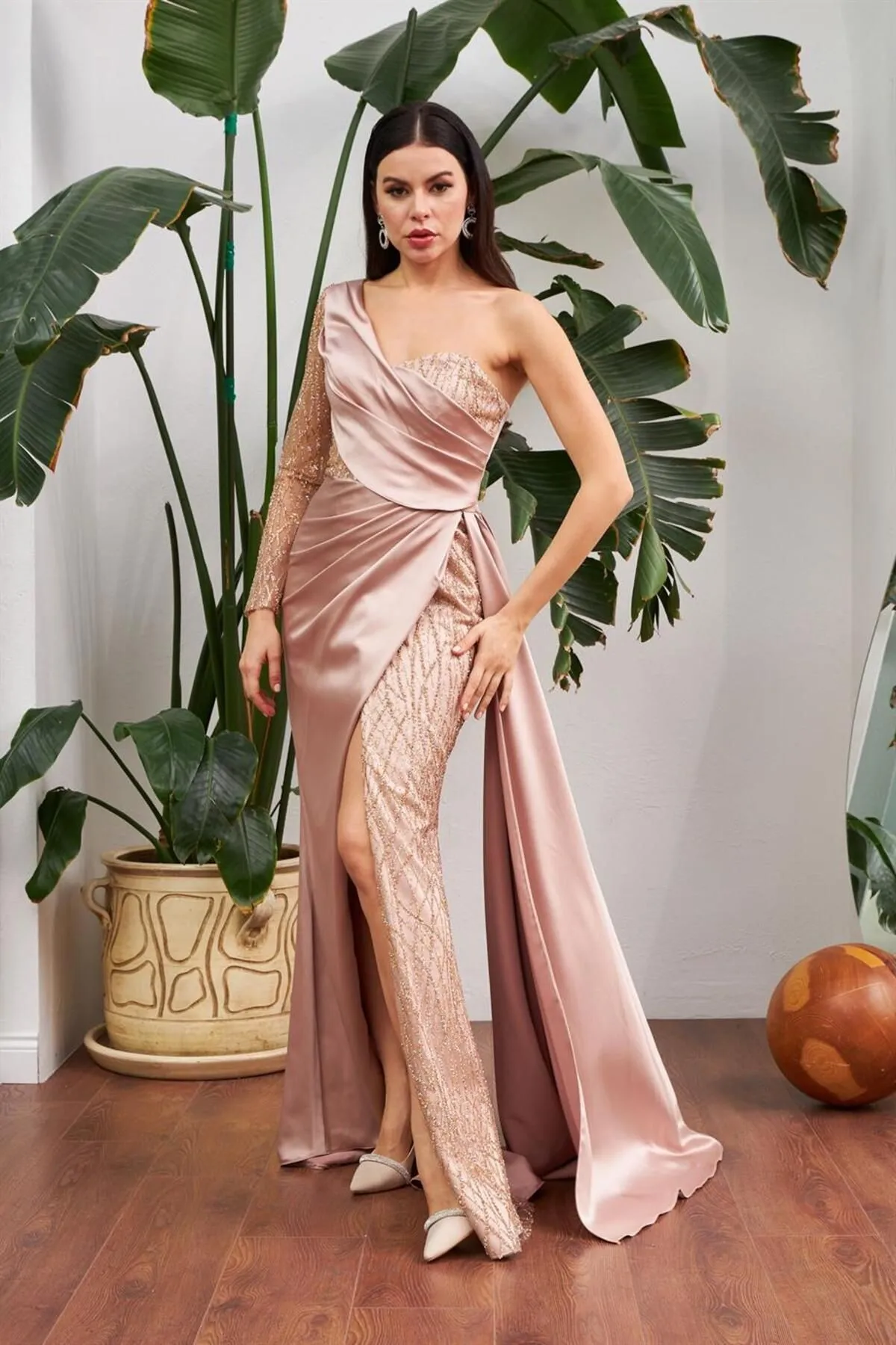 Carmen  Langes Abendkleid aus goldenem Satin mit One-Shoulder-Schlitz und Schlitz