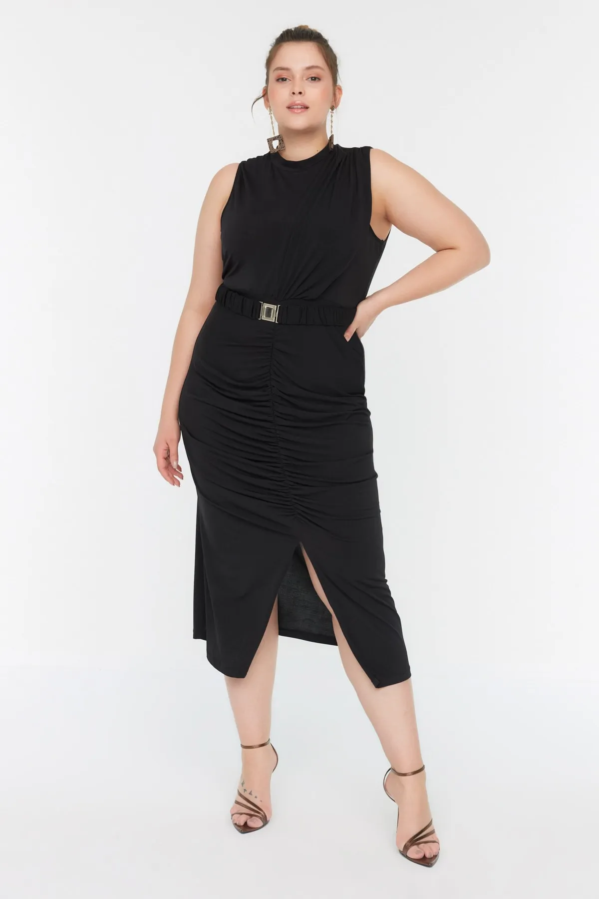 Trendyol Curve  Schwarzes, drapiertes und geschlitztes Strickkleid mit Gürtel TBSSS22AH00008