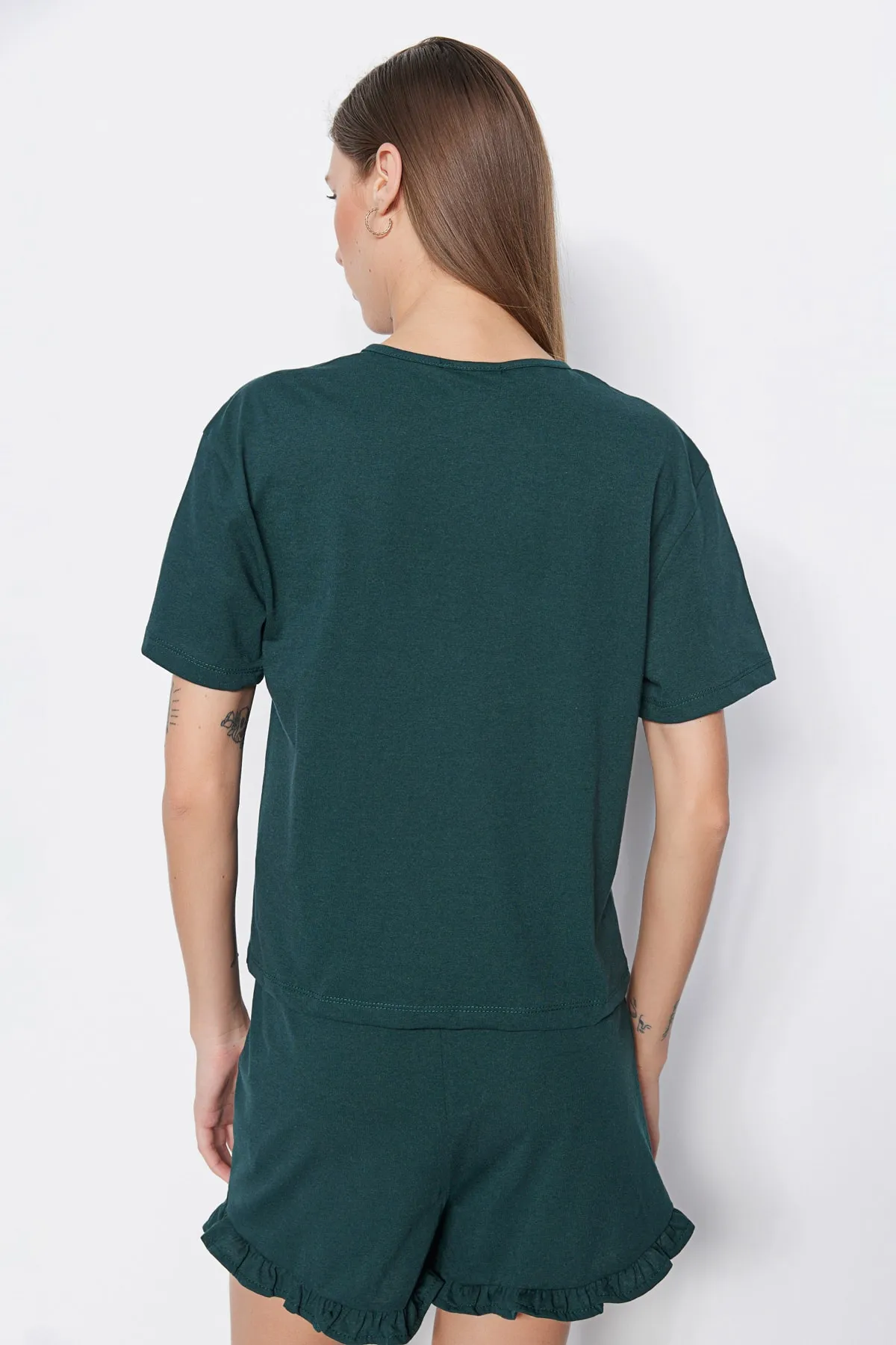 Trendyol Collection  Dunkelgrünes gestricktes Pyjama-Set aus 100 % Baumwolle mit bestickten Rüschen und T-Shirt-Shorts THMSS20PT0165