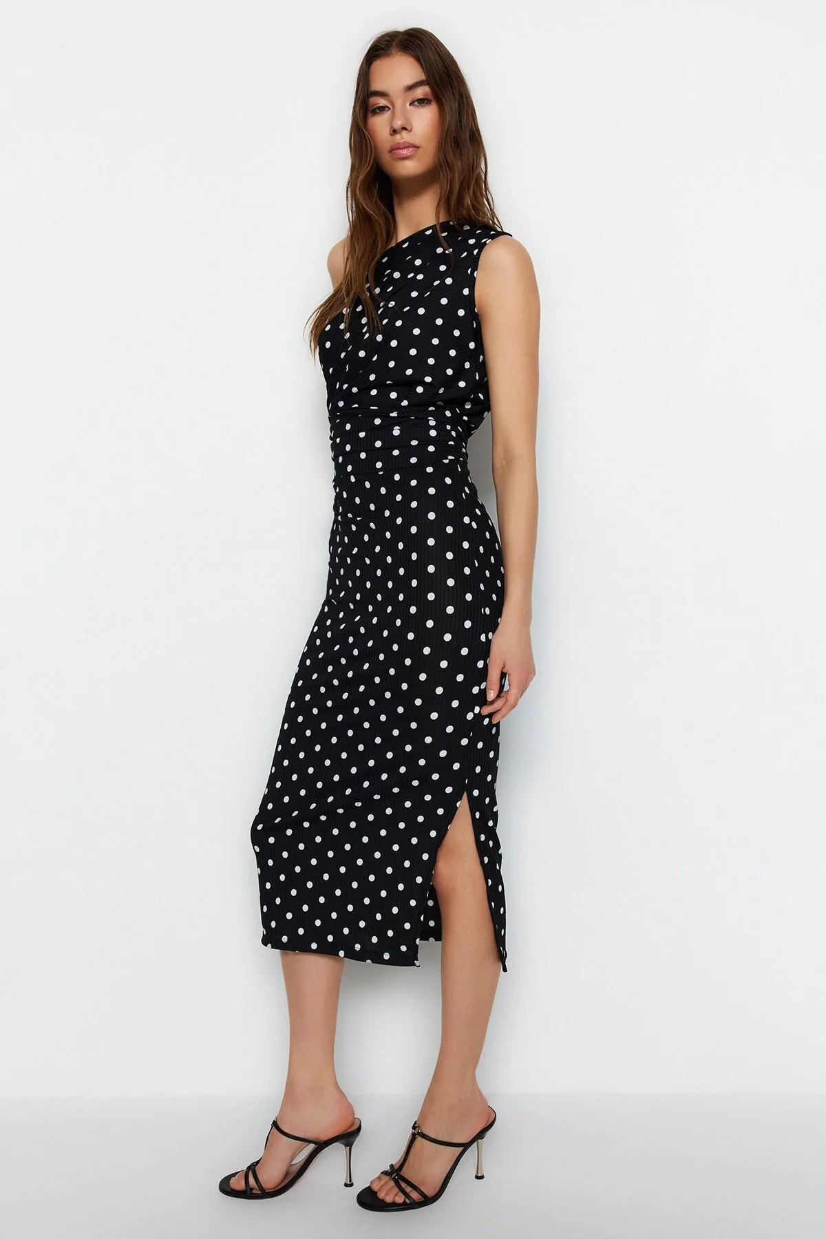 Trendyol Collection  Schwarzes, bedrucktes, tailliertes/tailliertes One-Shoulder-Bleistiftkleid aus Strick mit asymmetrischem Raffdetail TWOSS23EL02182