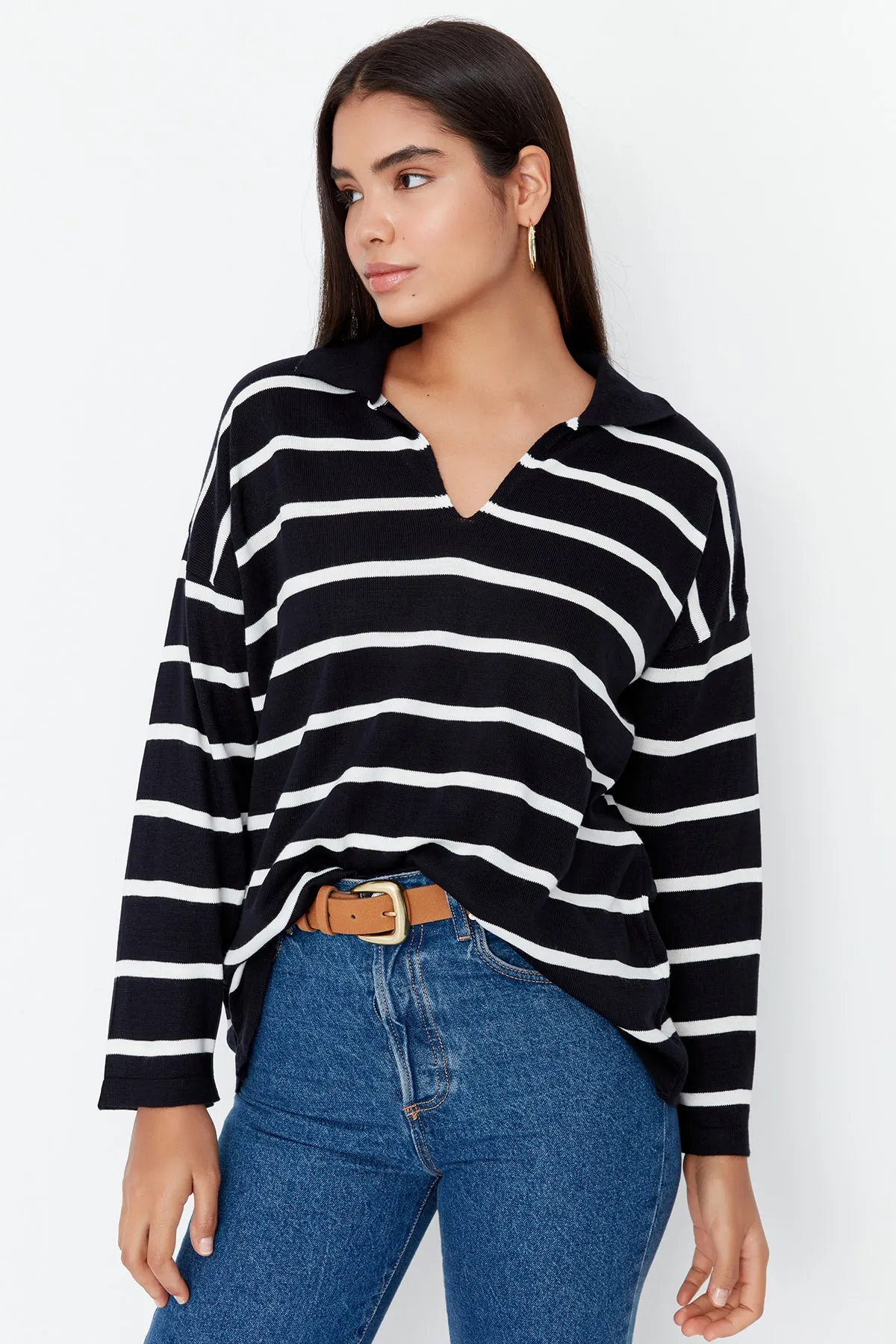 Trendyol Collection  Ecrufarbener, gestreifter Strickpullover mit super weiter Passform TWOAW23KZ01845
