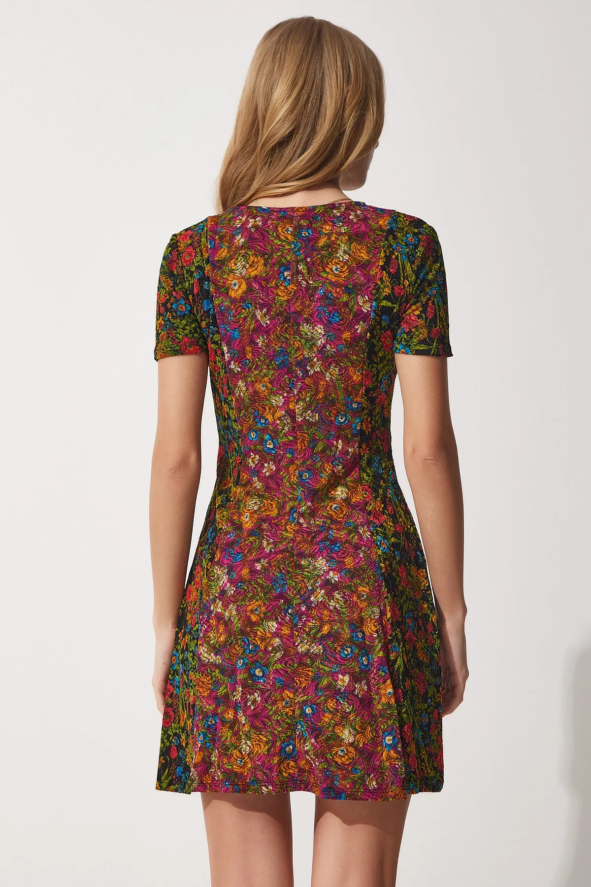 Happiness İstanbul  Gemustertes, ausgestelltes Minikleid mit V-Ausschnitt