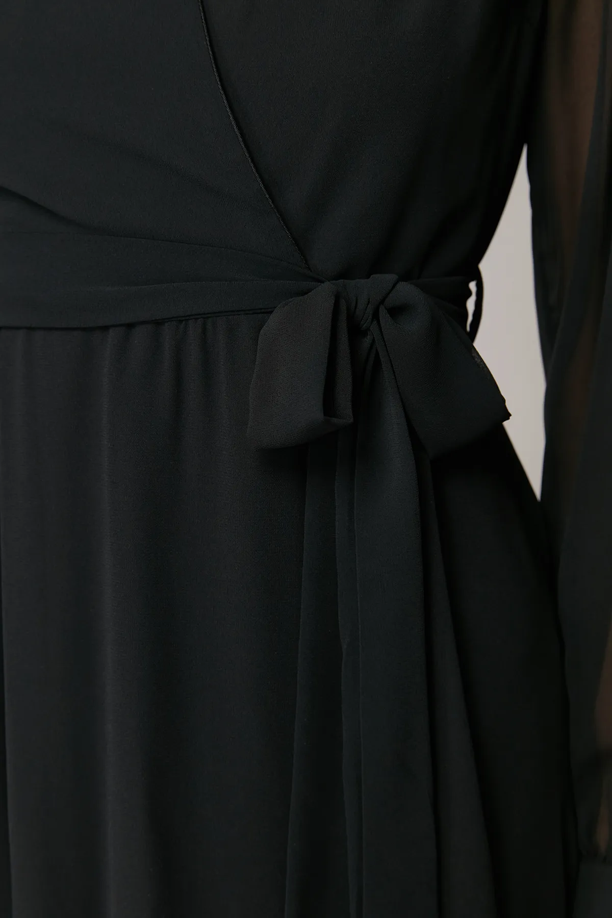 Trendyol Collection  Schwarzes Mini-Webkleid in A-Linie mit V-Ausschnitt TWOAW22EL0691