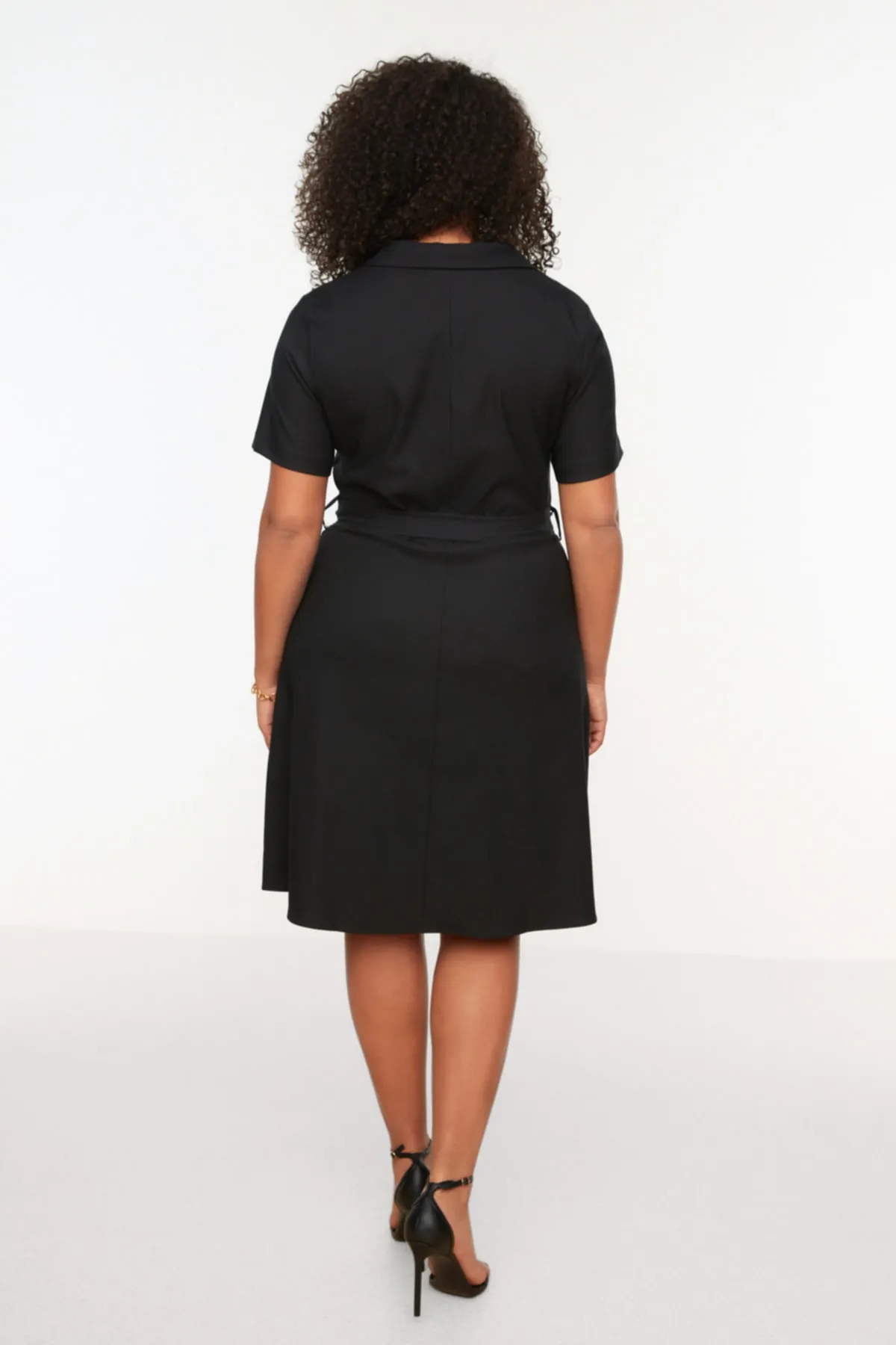 Trendyol Curve  Schwarzes gewebtes Hemdblusenkleid mit Gürtel TBBSS22AH0079