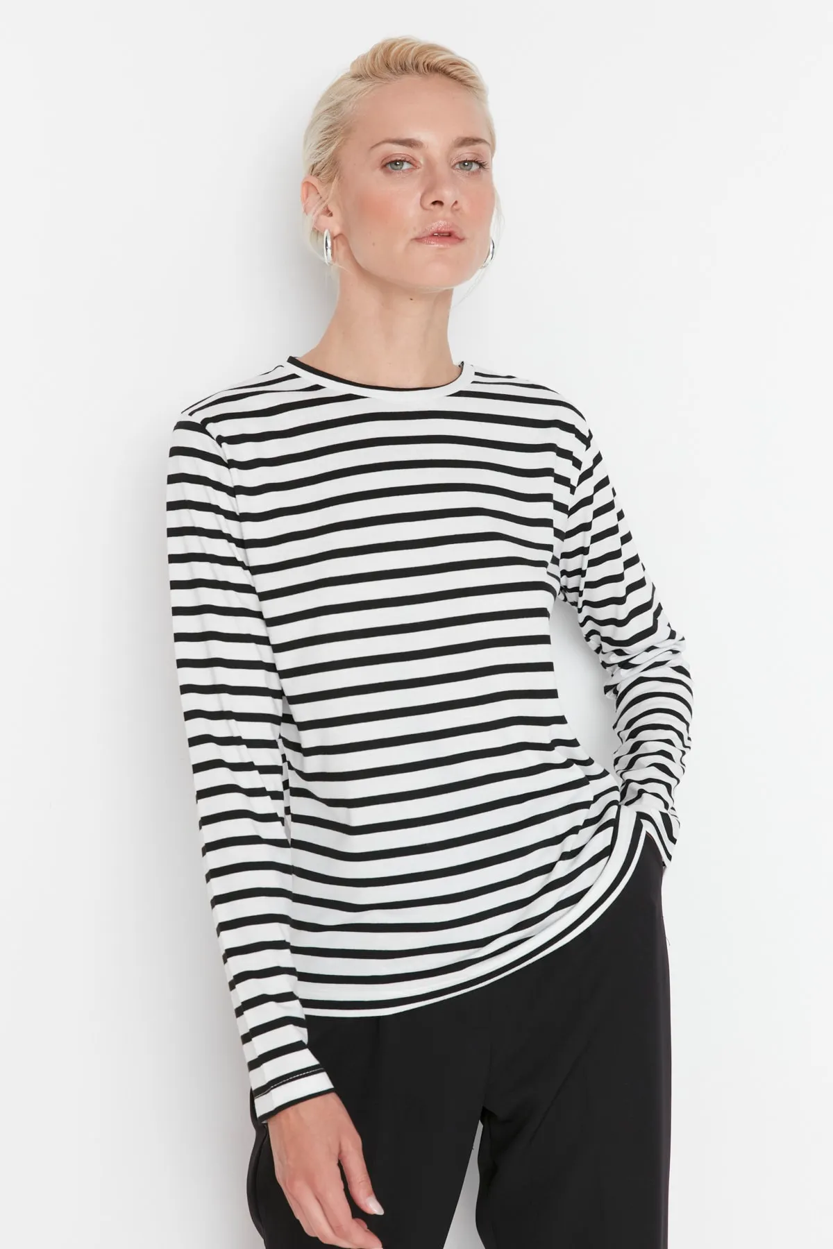 Trendyol Collection  Weiß gestreiftes Basic-Strick-T-Shirt TWOAW23TS00002