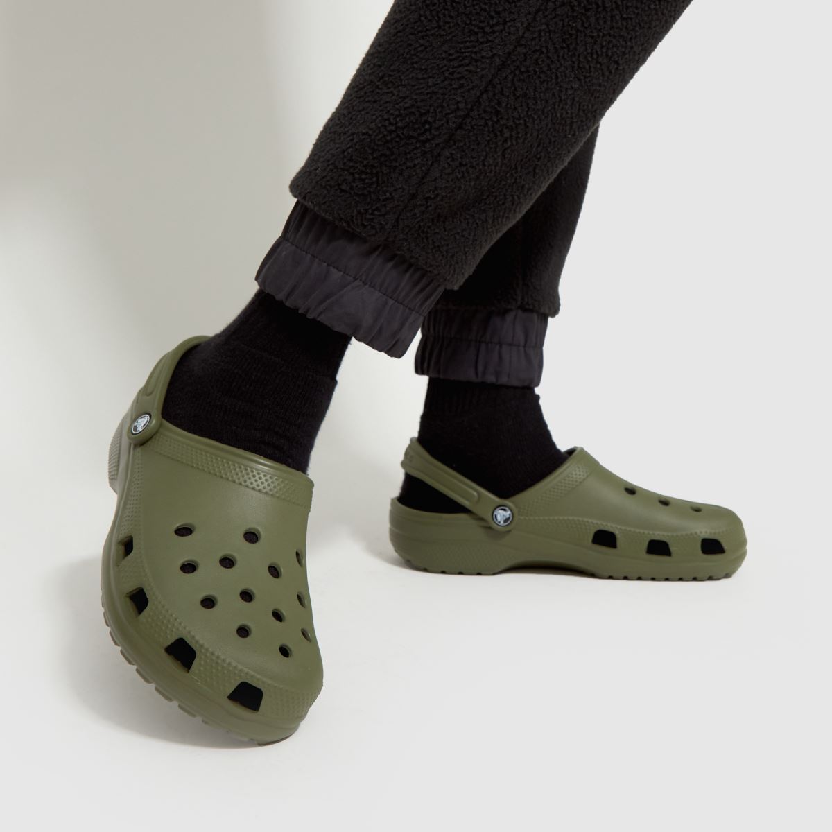 Crocs klasszikus klumpa szandál sötétzöld színben