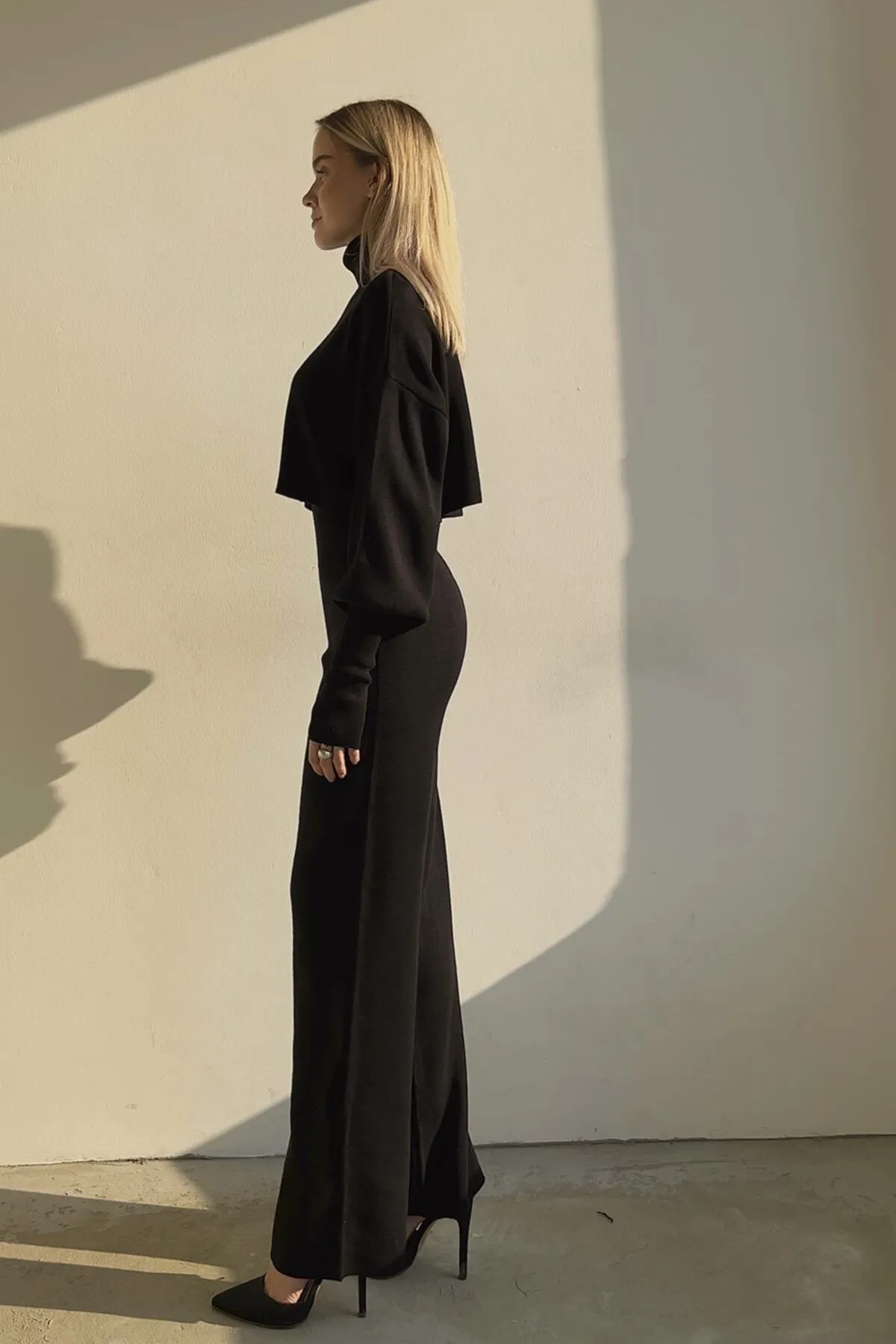 vuvutasarım  Set aus dehnbarem schwarzem Strick-Sweatshirt mit Rollkragen und Handdruck und Strickhose mit hoher Taille