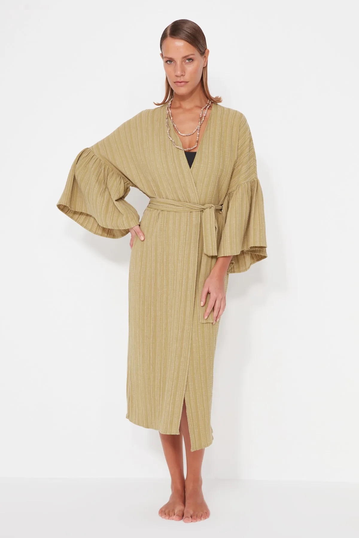 Trendyol Collection  Khakifarbener Maxi-Kimono und Kaftan aus Leinenmischung mit gewebtem Volant und Gürtel TBESS23KM00028