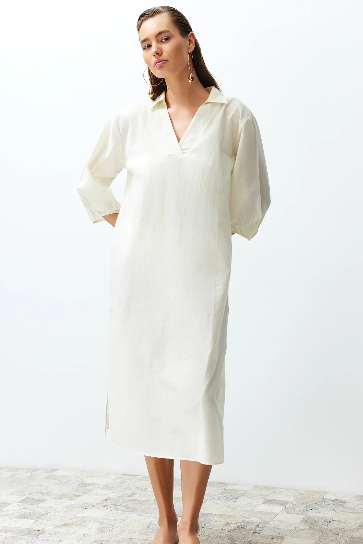 Trendyol Collection  Ecru Wide Fit Midi-Strandkleid mit gewebten Ballonärmeln aus 100 % Baumwolle TBESS22EL0009